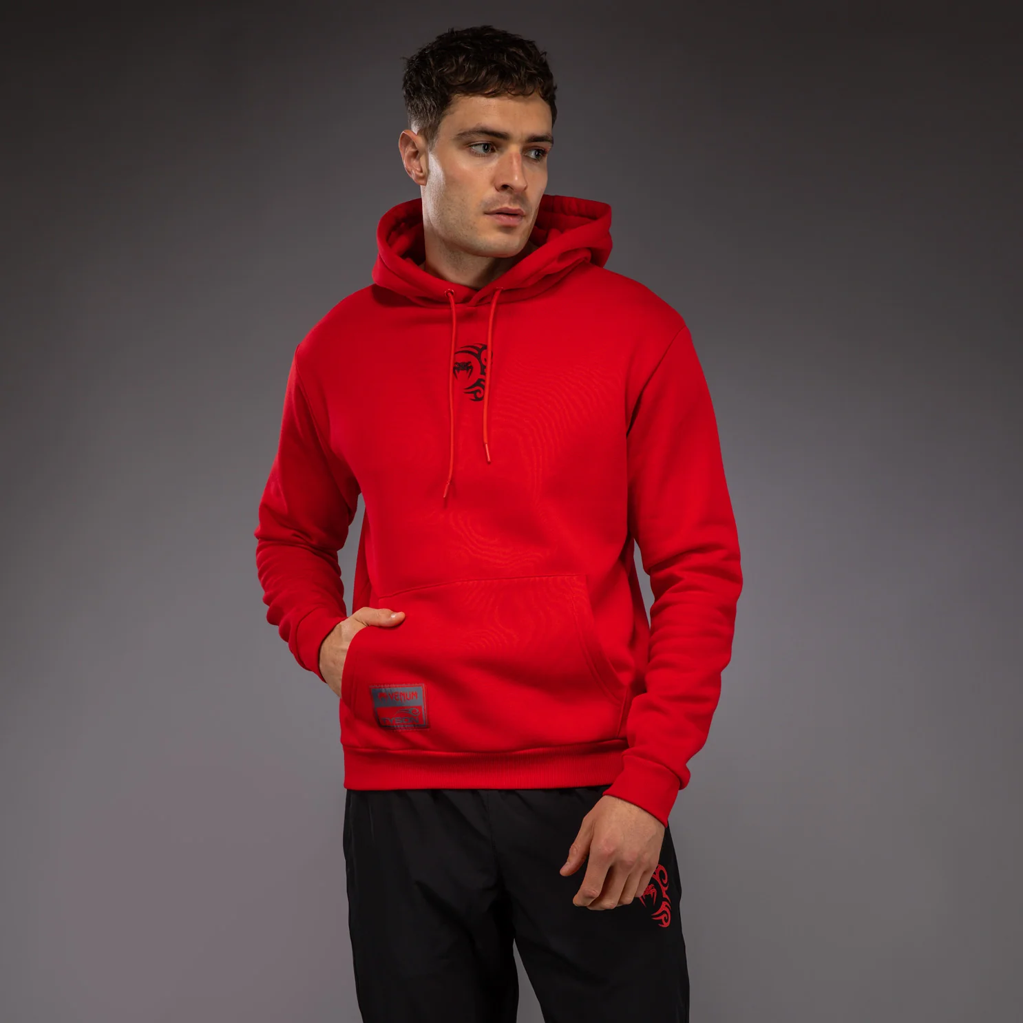 Venum x Mike Tyson Tiger Sudadera con Capucha - Rojo Intenso/Negro Profundo - Image 3