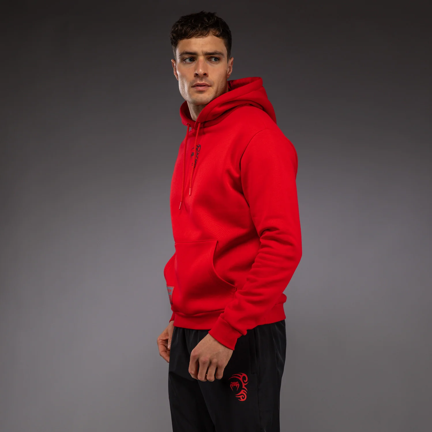Venum x Mike Tyson Tiger Sudadera con Capucha - Rojo Intenso/Negro Profundo - Image 4