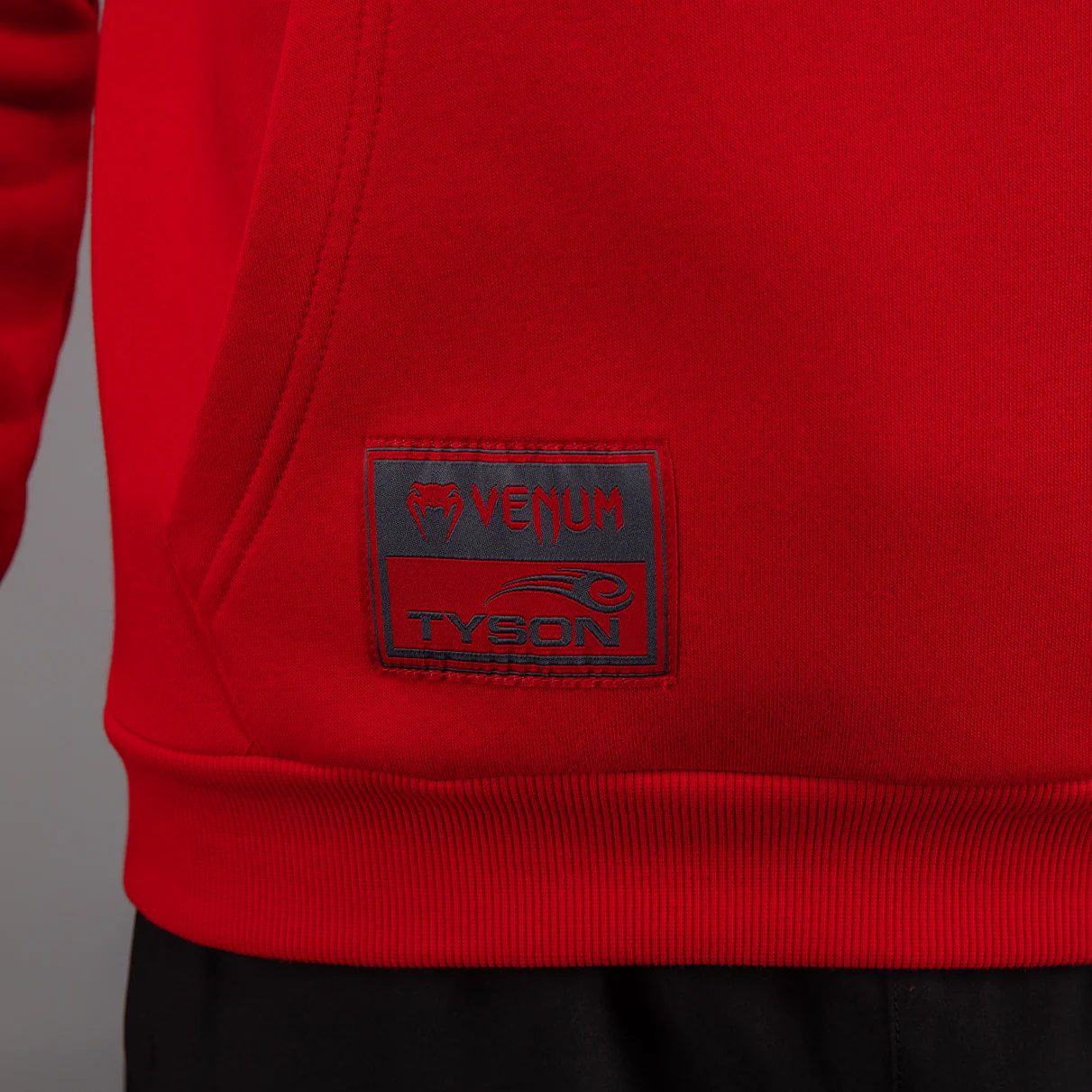 Venum x Mike Tyson Tiger Sudadera con Capucha - Rojo Intenso/Negro Profundo - Image 8