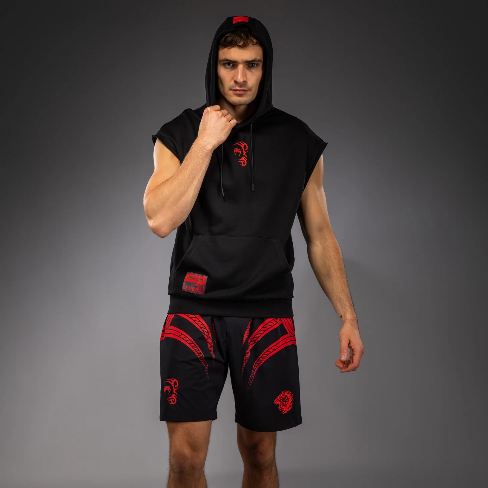 Venum x Mike Tyson Tiger Sudadera Sin Mangas - Negro Profundo/Rojo Intenso - Image 4