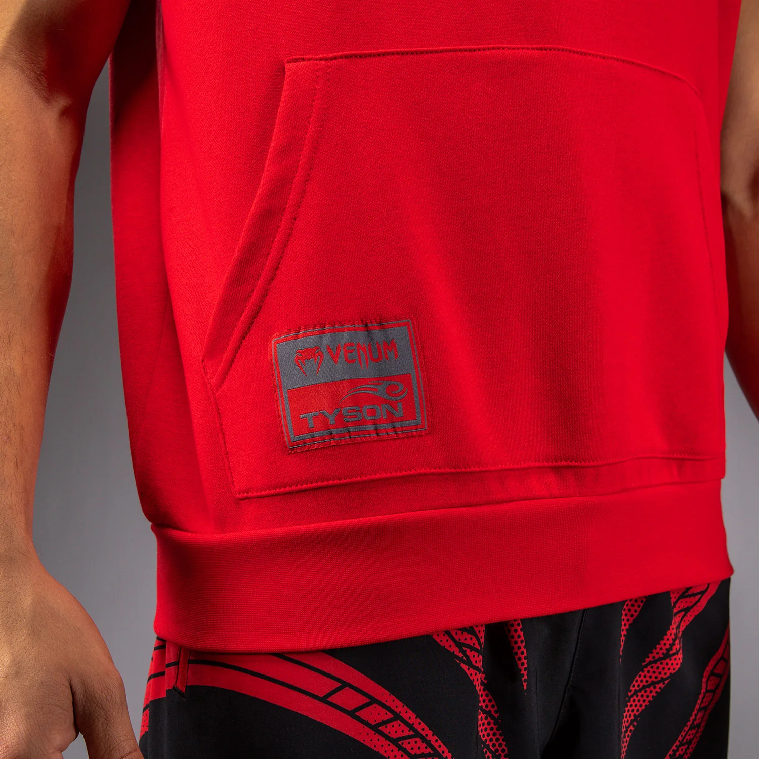 Venum x Mike Tyson Tiger Sudadera Sin Mangas - Rojo Intenso/Negro Profundo - Image 6