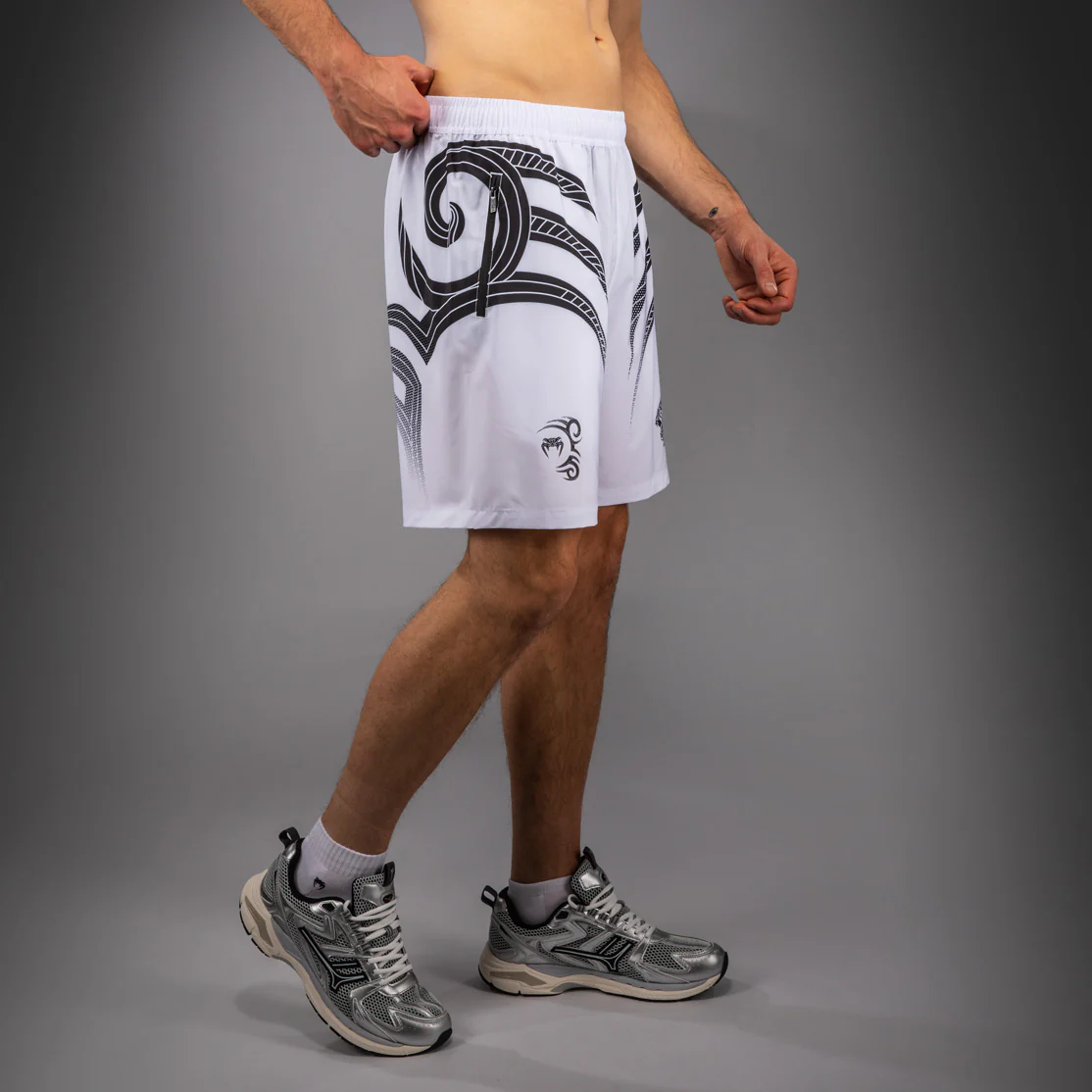 Venum x Mike Tyson Tiger Training Pantalones Cortos - Blanco Óptico/Negro Profundo - Image 2