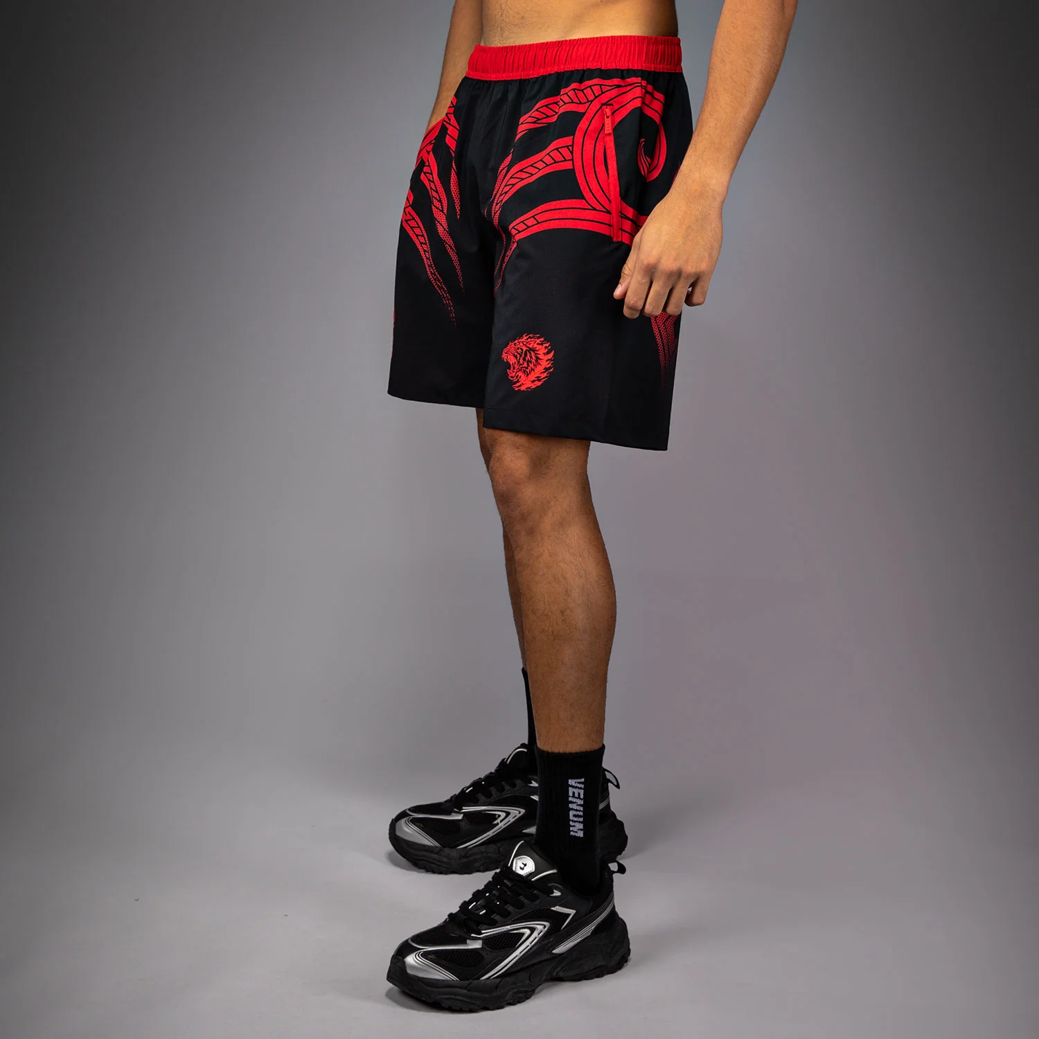 Venum x Mike Tyson Tiger Training Pantalones Cortos - Negro Profundo/Rojo Intenso - Image 2