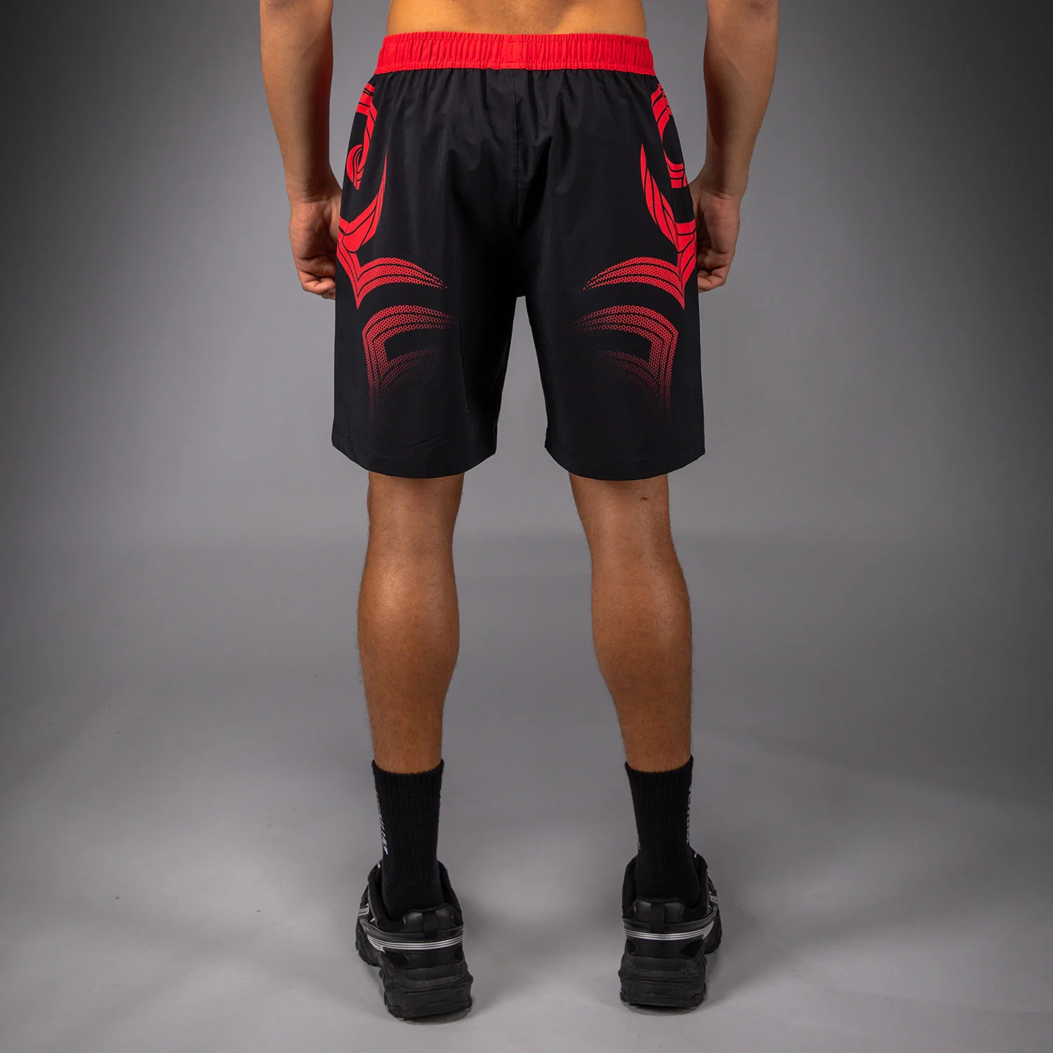 Venum x Mike Tyson Tiger Training Pantalones Cortos - Negro Profundo/Rojo Intenso - Image 3