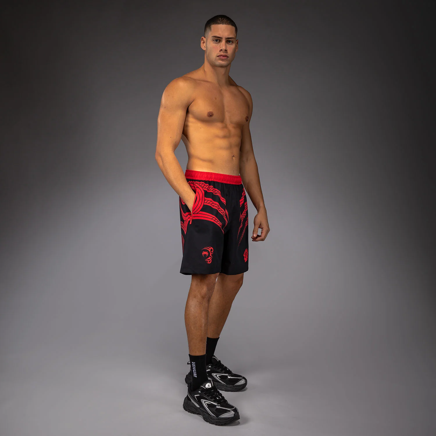 Venum x Mike Tyson Tiger Training Pantalones Cortos - Negro Profundo/Rojo Intenso - Image 4