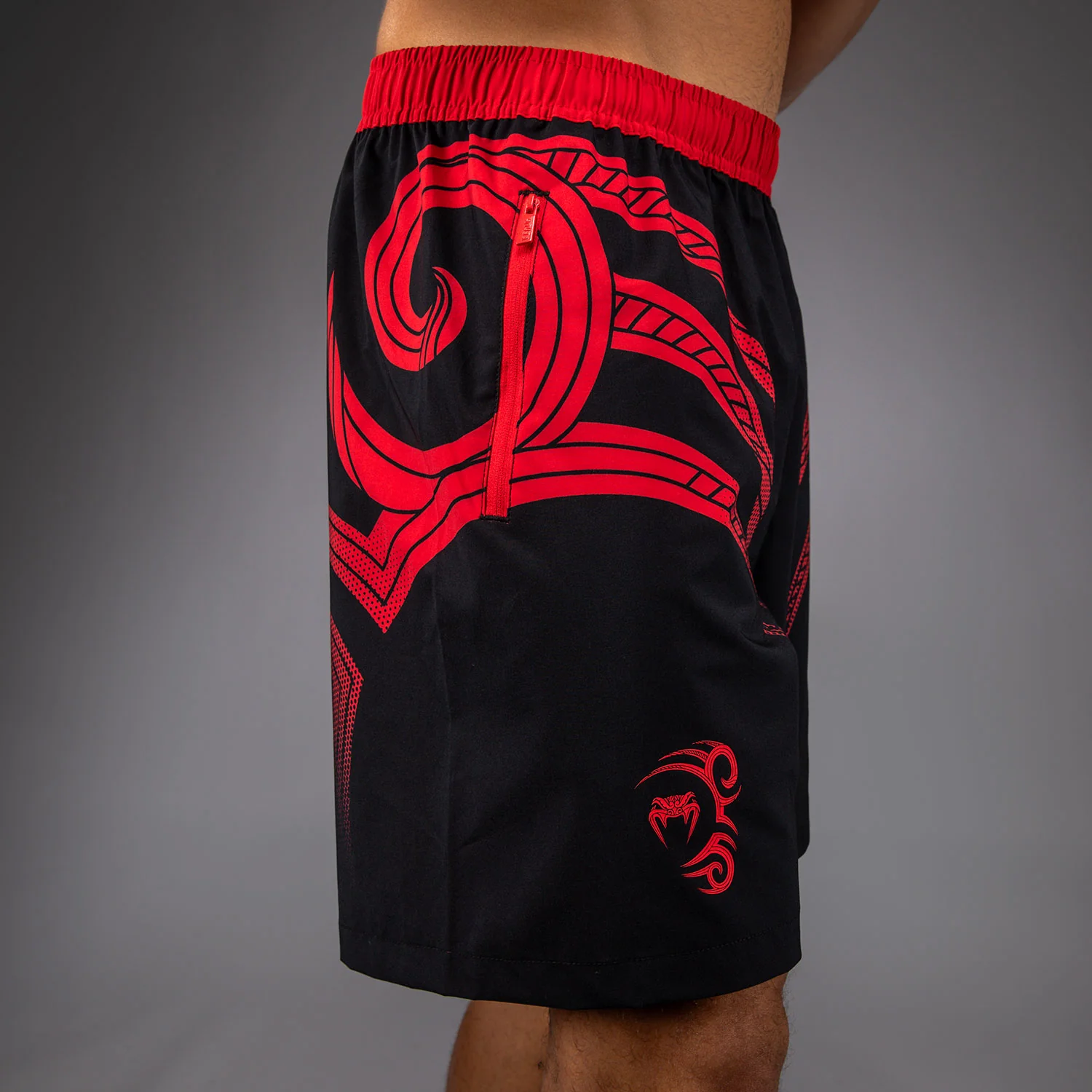 Venum x Mike Tyson Tiger Training Pantalones Cortos - Negro Profundo/Rojo Intenso - Image 5