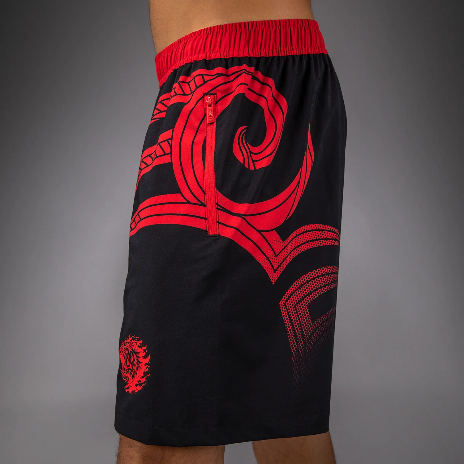 Venum x Mike Tyson Tiger Training Pantalones Cortos - Negro Profundo/Rojo Intenso - Image 6