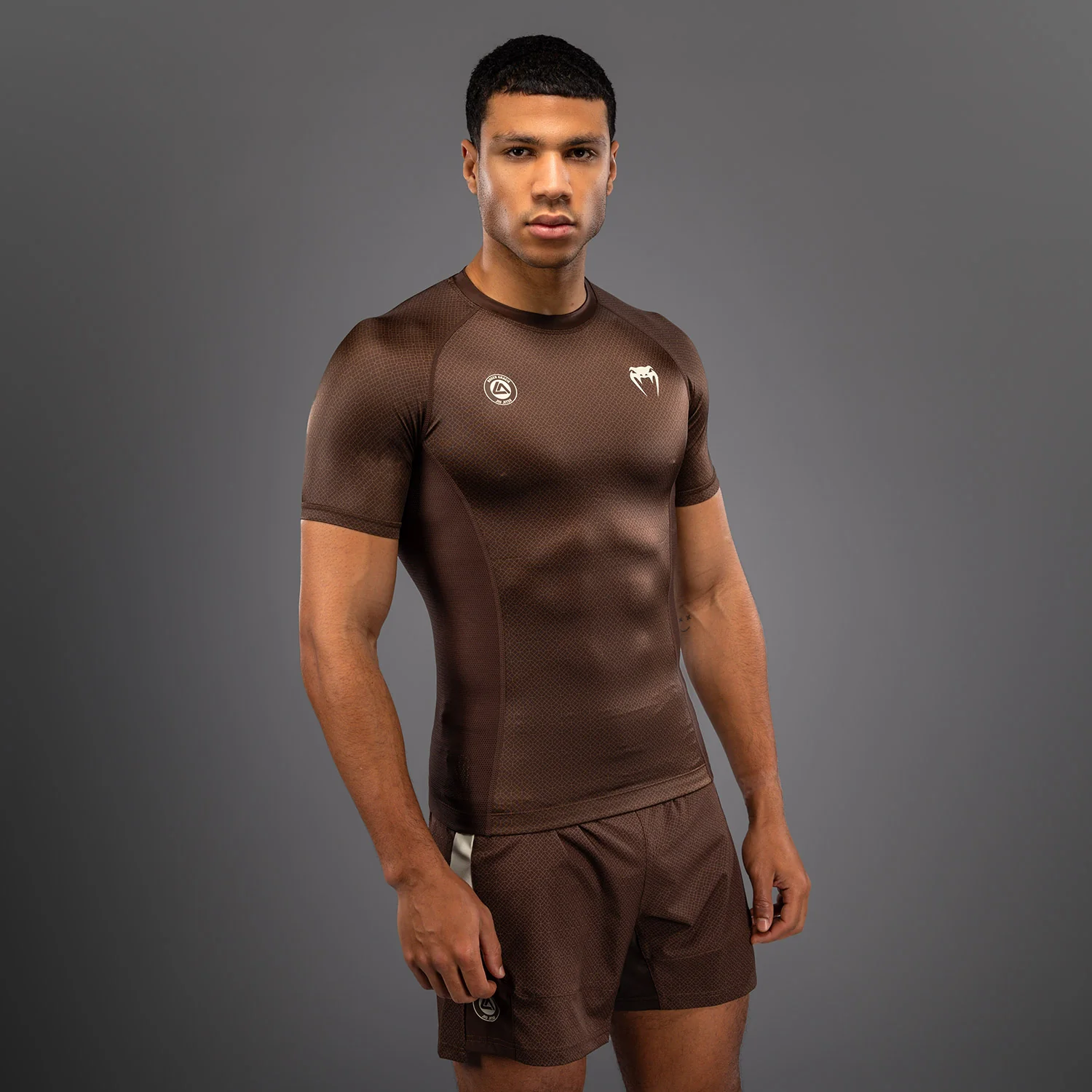 Venum x Roger Gracie Academy Rashguard Manga Corta - Marrón Oscuro - Image 4