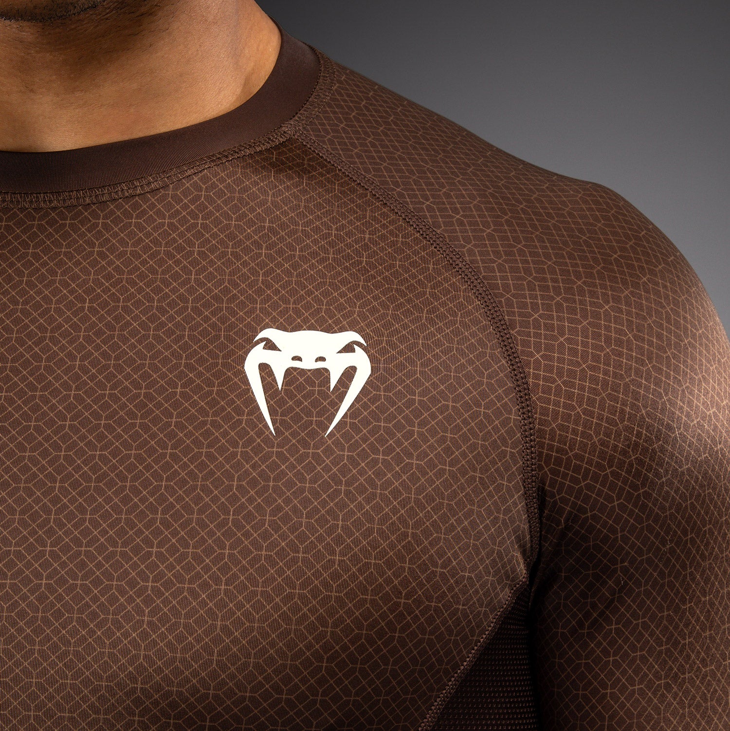 Venum x Roger Gracie Academy Rashguard Manga Corta - Marrón Oscuro - Image 6
