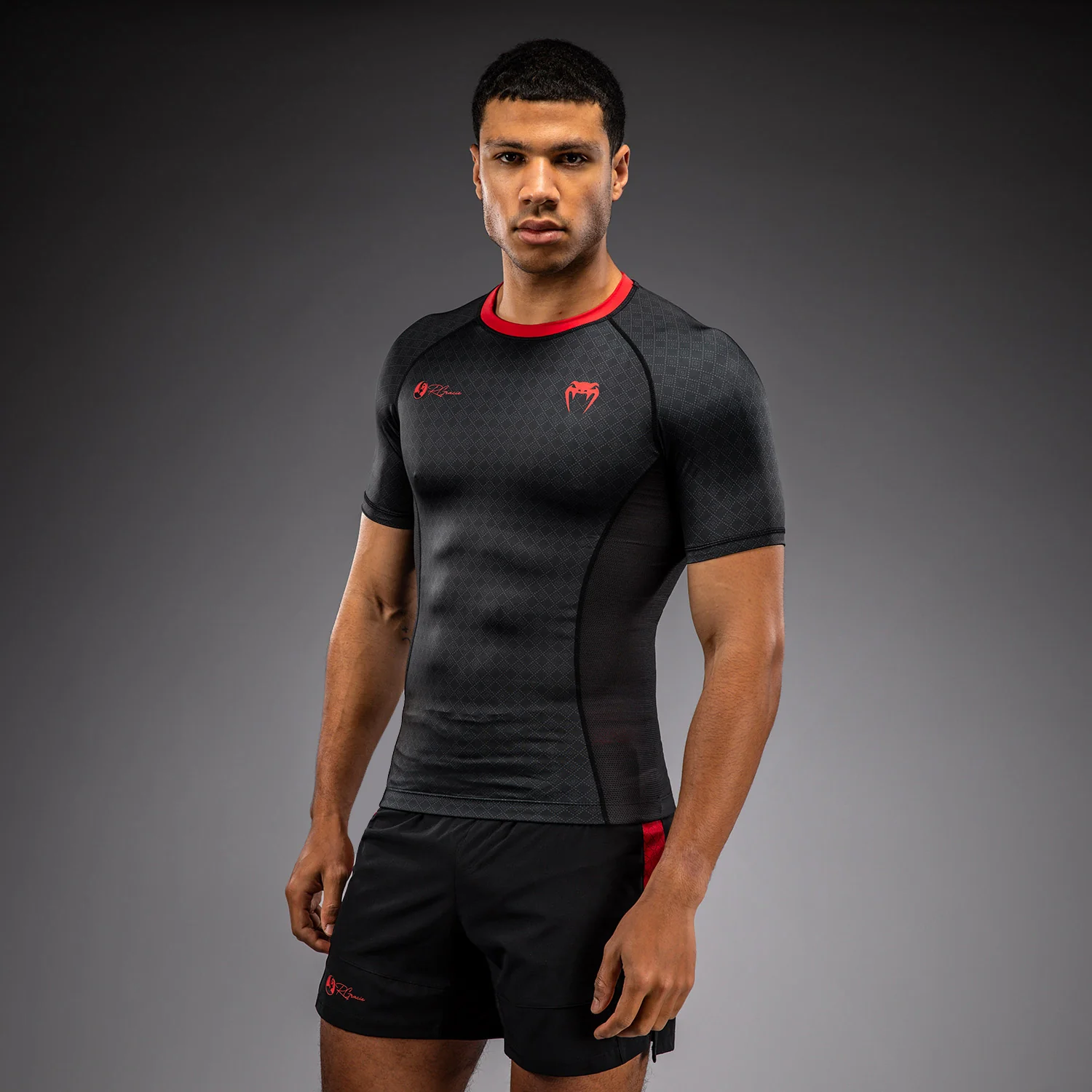 Venum x Roger Gracie Signature Rashguard Manga Corta - Negro/Rojo - Image 2