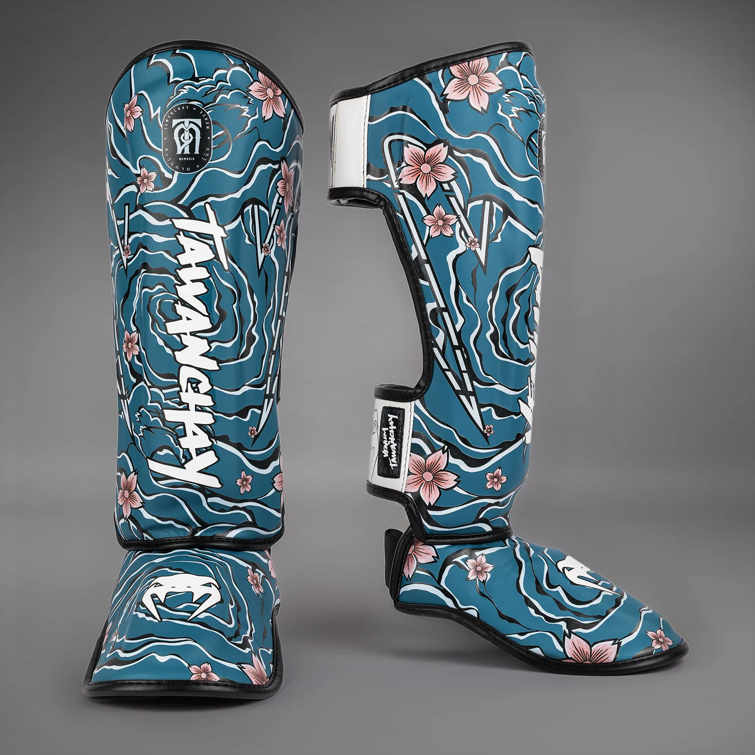 Venum x Tawanchay Espinilleras – Azul/Blanco - Image 2