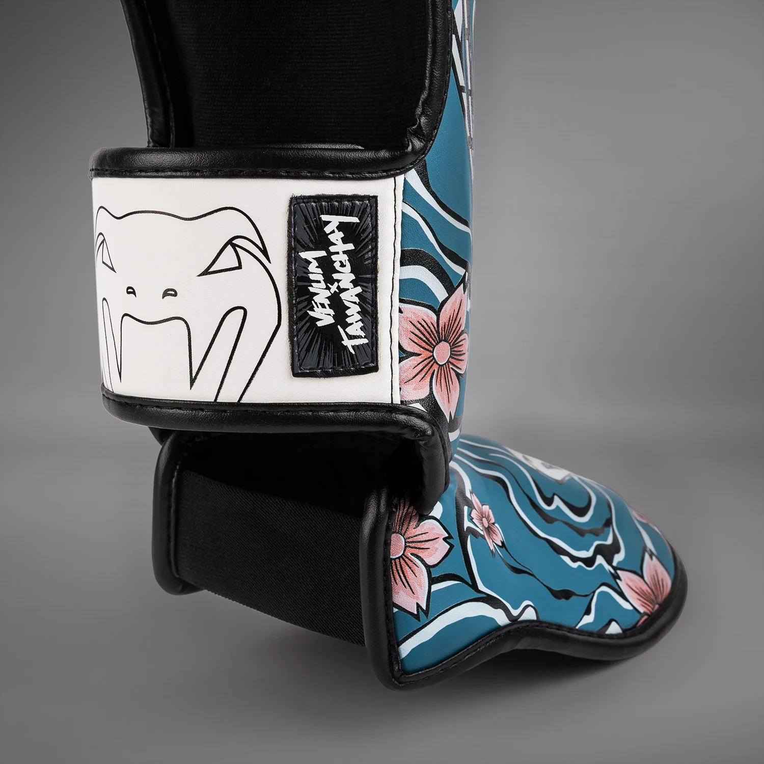 Venum x Tawanchay Espinilleras – Azul/Blanco - Image 4