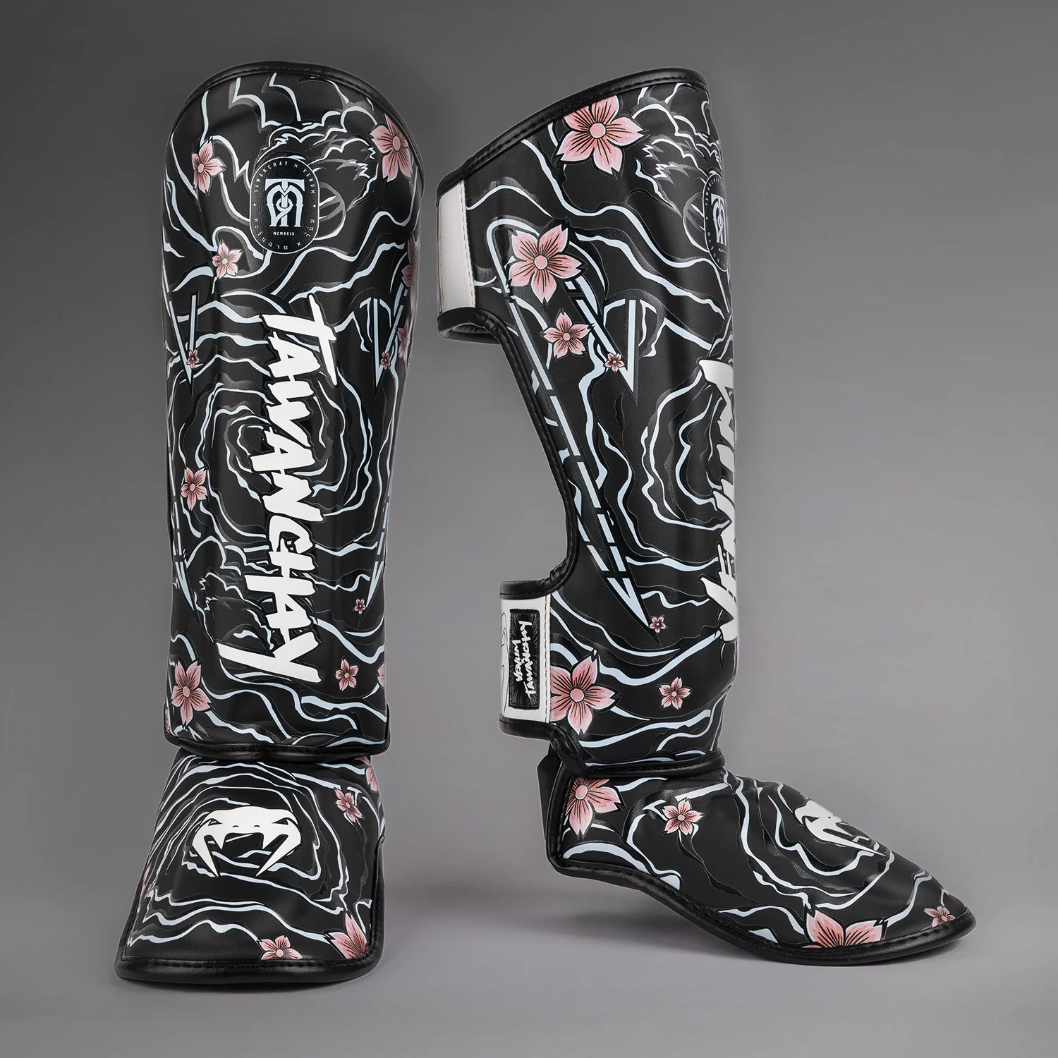 Venum x Tawanchay Espinilleras – Negro/Blanco - Image 2