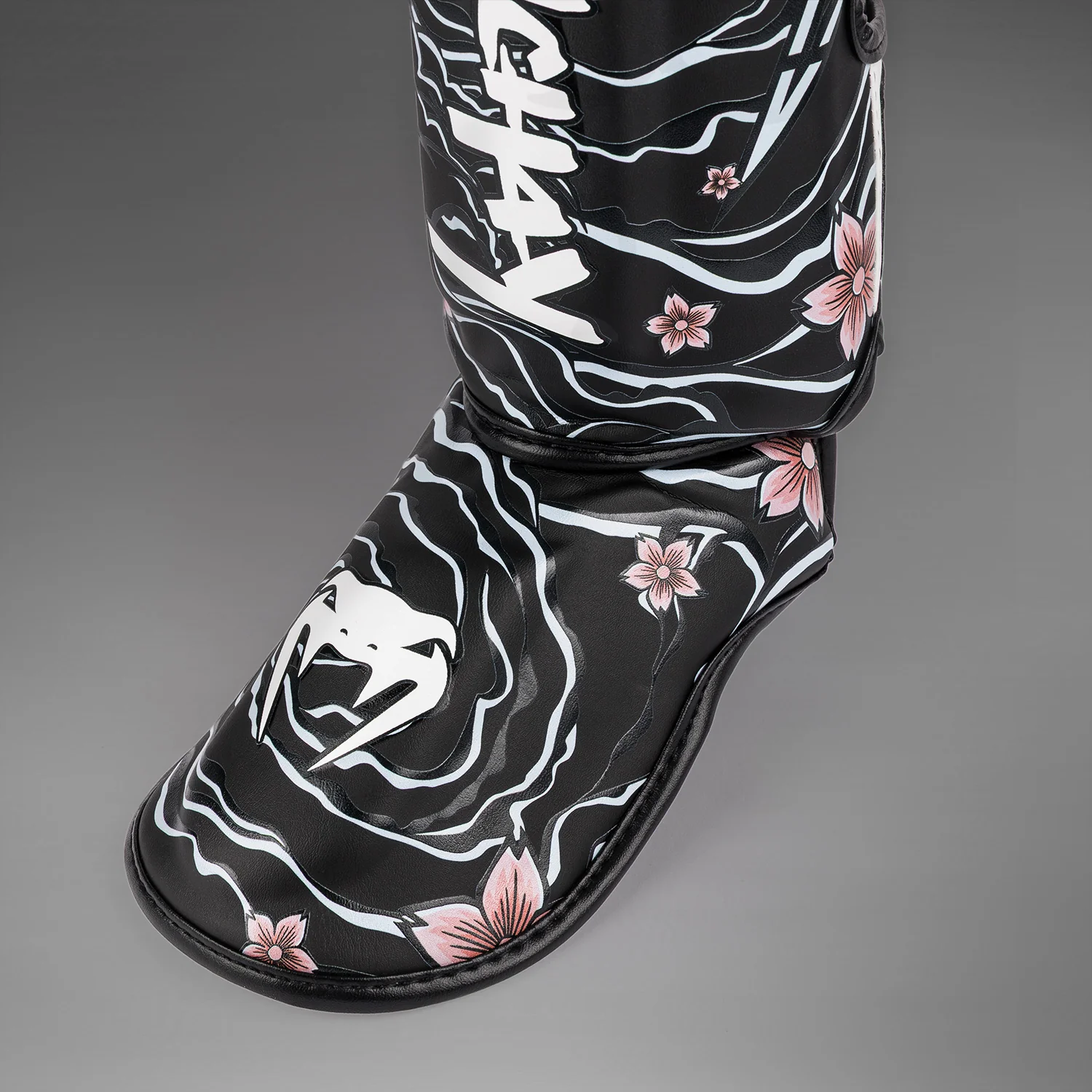 Venum x Tawanchay Espinilleras – Negro/Blanco - Image 3