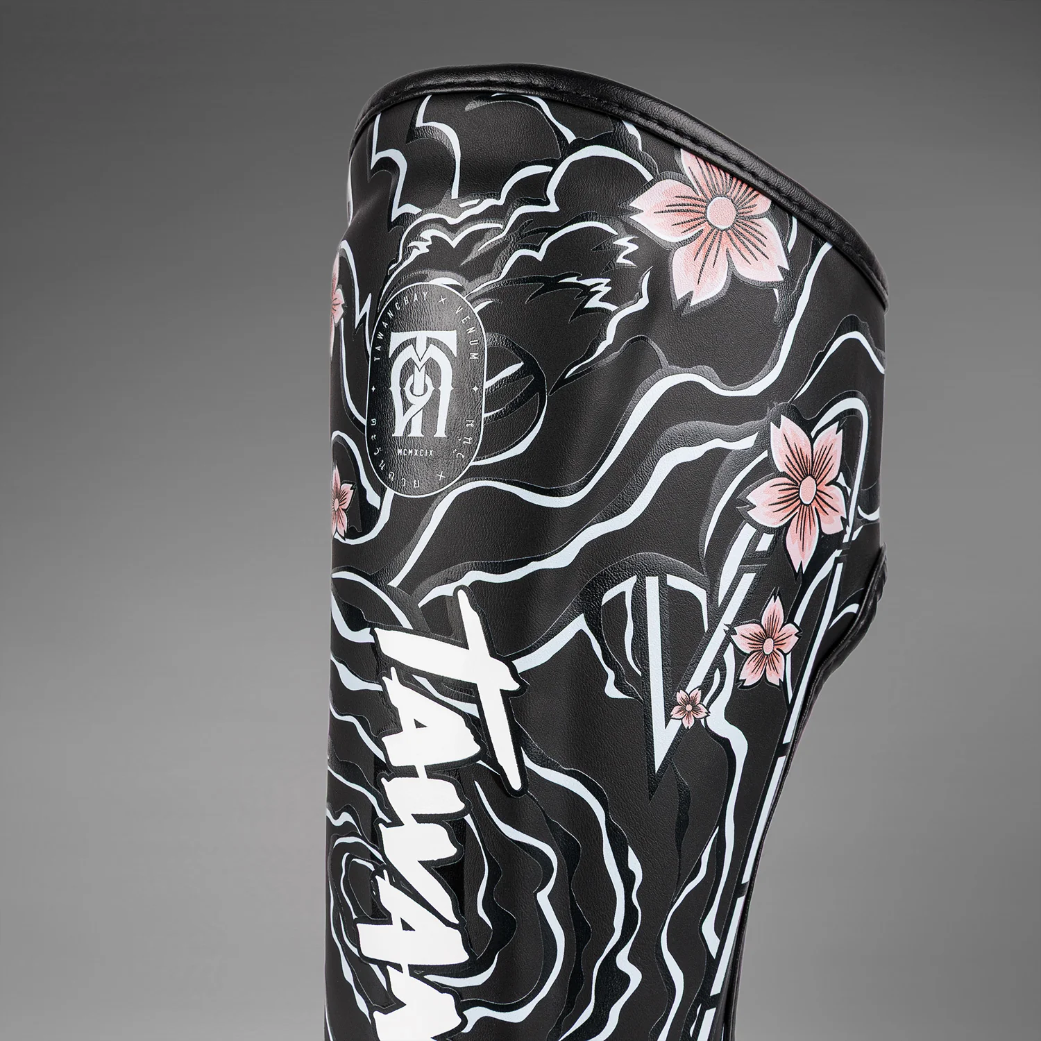 Venum x Tawanchay Espinilleras – Negro/Blanco - Image 4