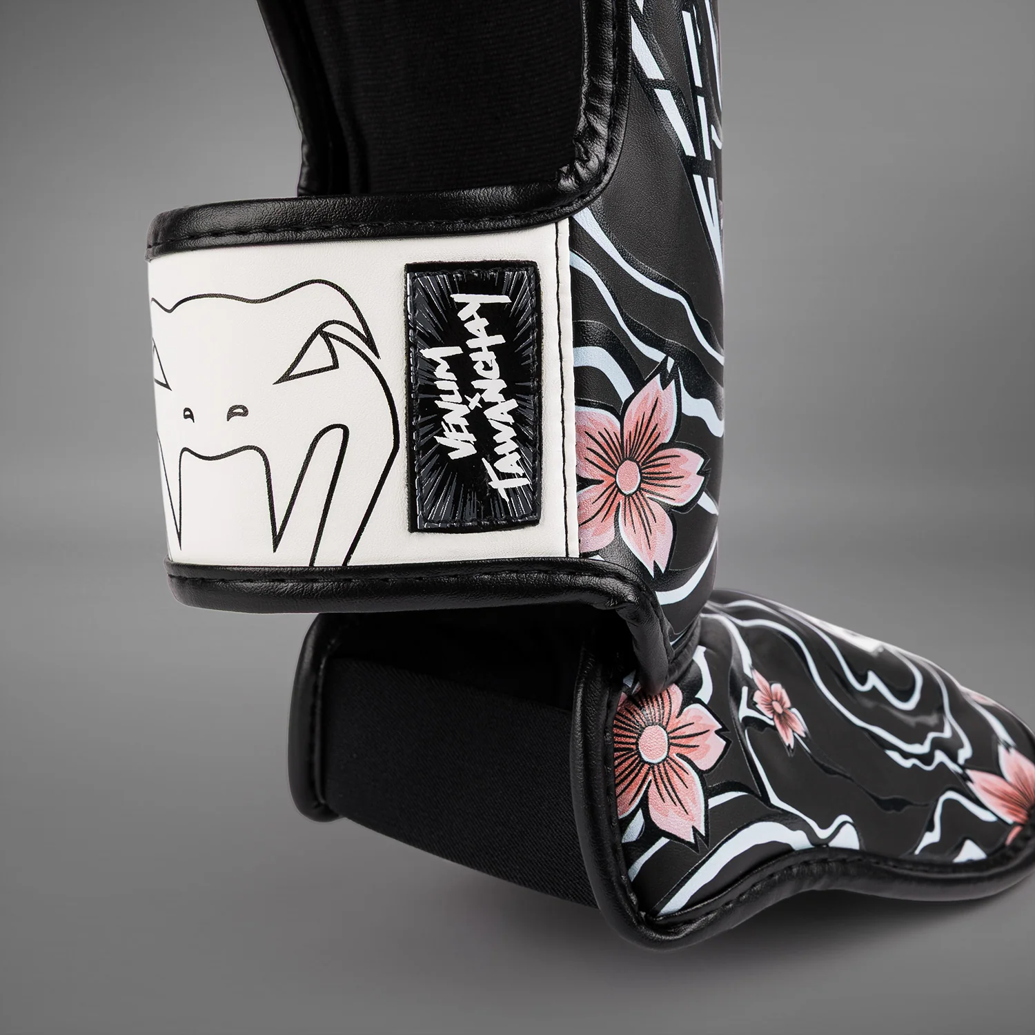Venum x Tawanchay Espinilleras – Negro/Blanco - Image 5