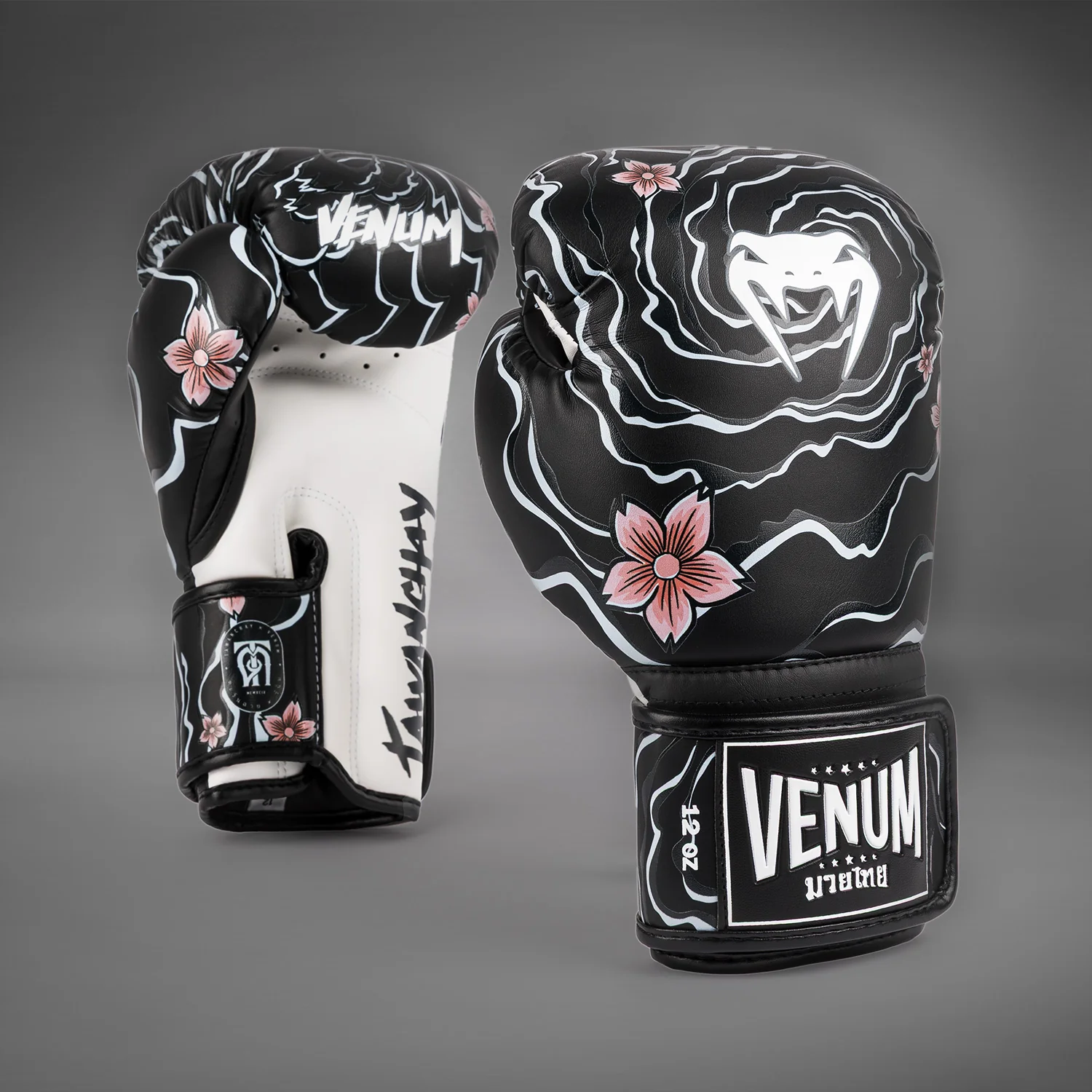 Venum x Tawanchay Guantes de Boxeo – Negro/Blanco - Image 2