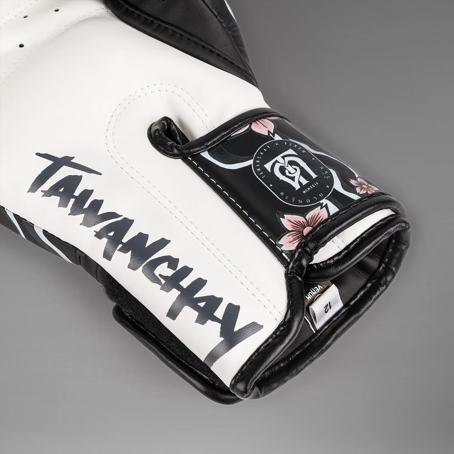 Venum x Tawanchay Guantes de Boxeo – Negro/Blanco - Image 4