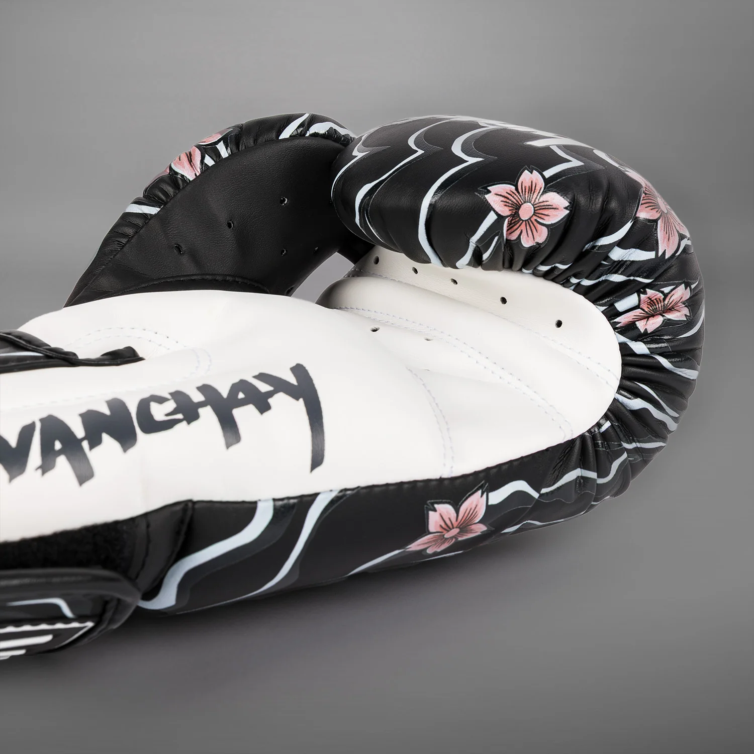 Venum x Tawanchay Guantes de Boxeo – Negro/Blanco - Image 5