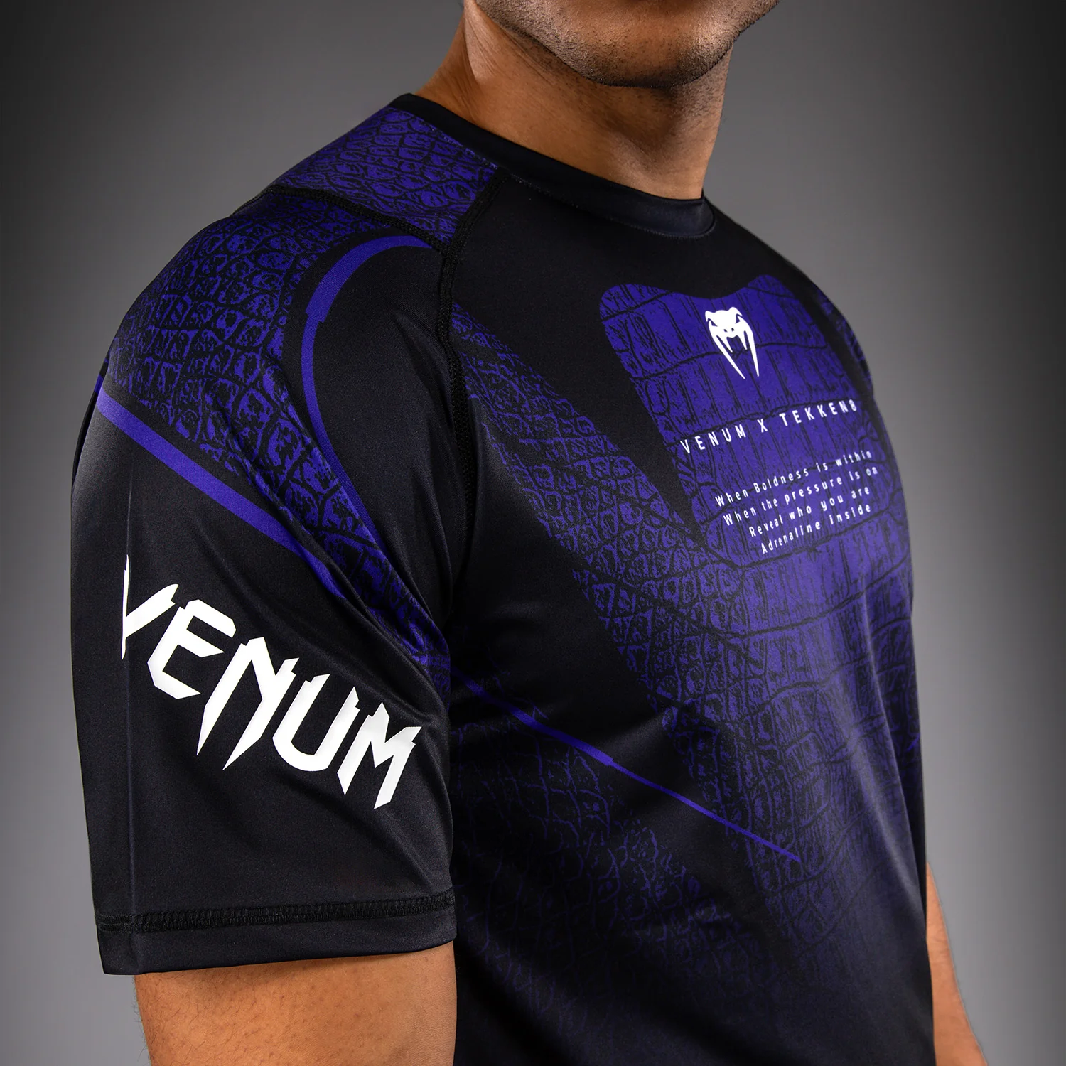 Venum x TEKKEN 8 Camiseta Dry-Tech Kazuya - Negro/Púrpura - Image 5