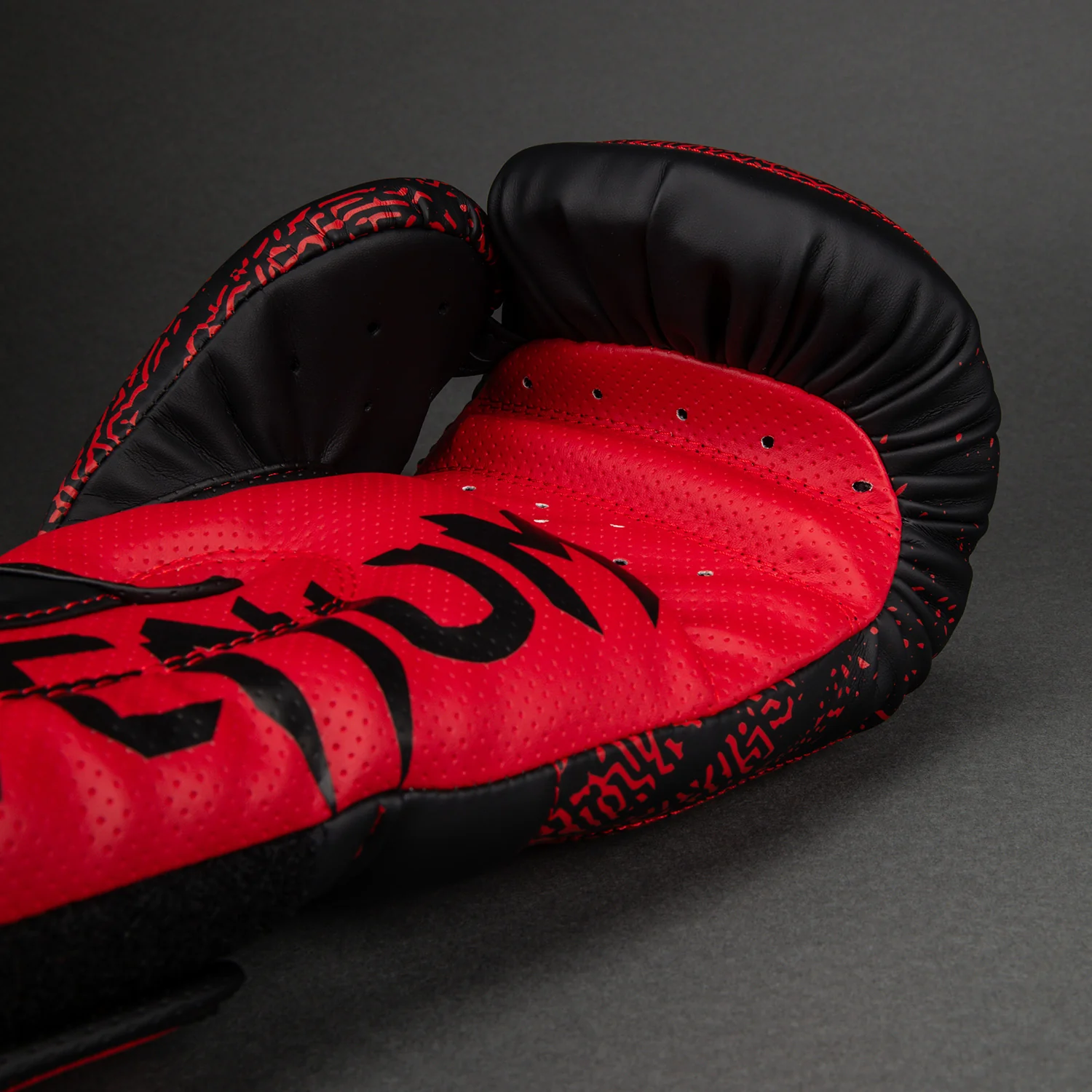 Venum x TEKKEN 8 Guantes de Boxeo Kazuya - Rojo/Negro - Image 3