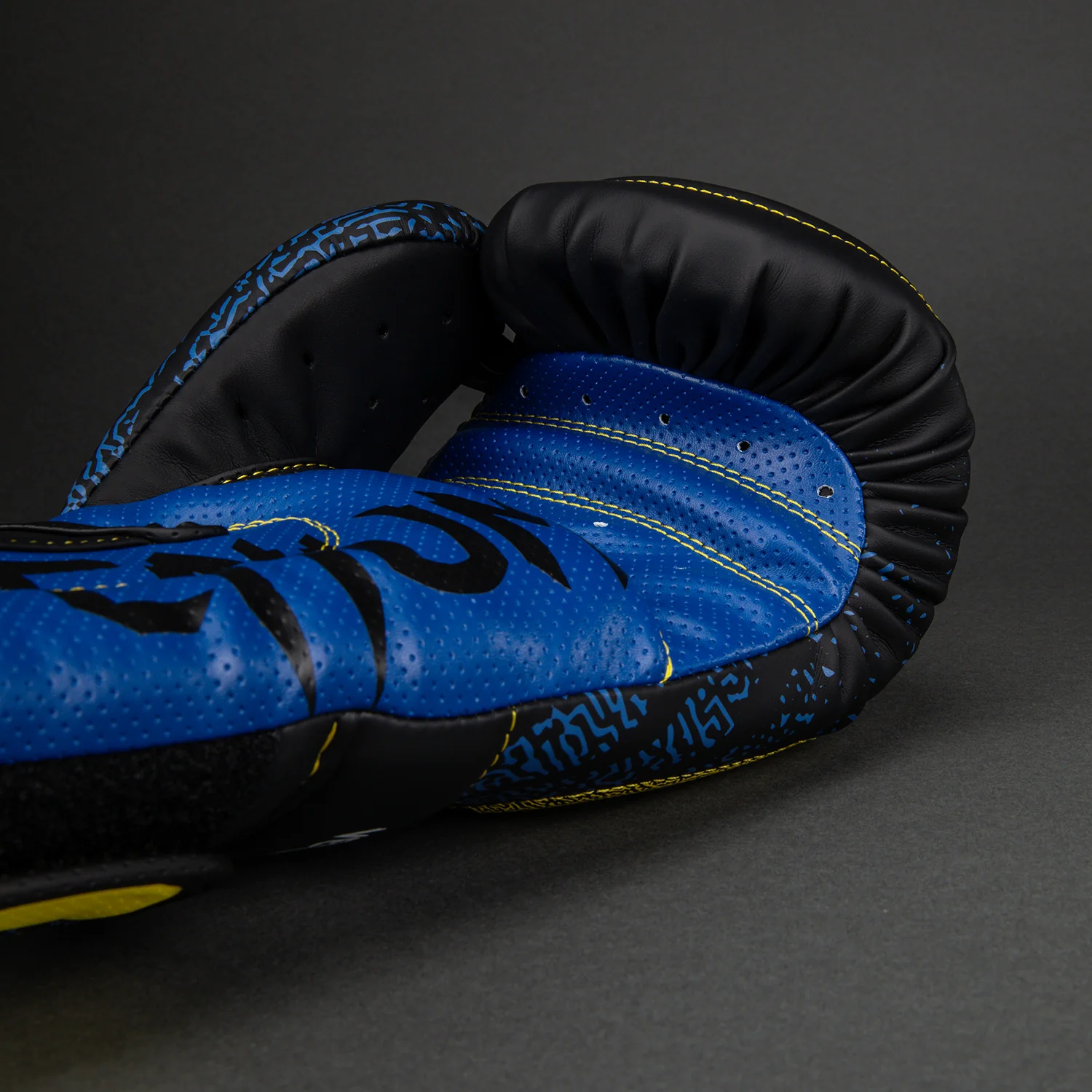 Venum x TEKKEN 8 Guantes de Boxeo King - Negro/Amarillo - Image 4