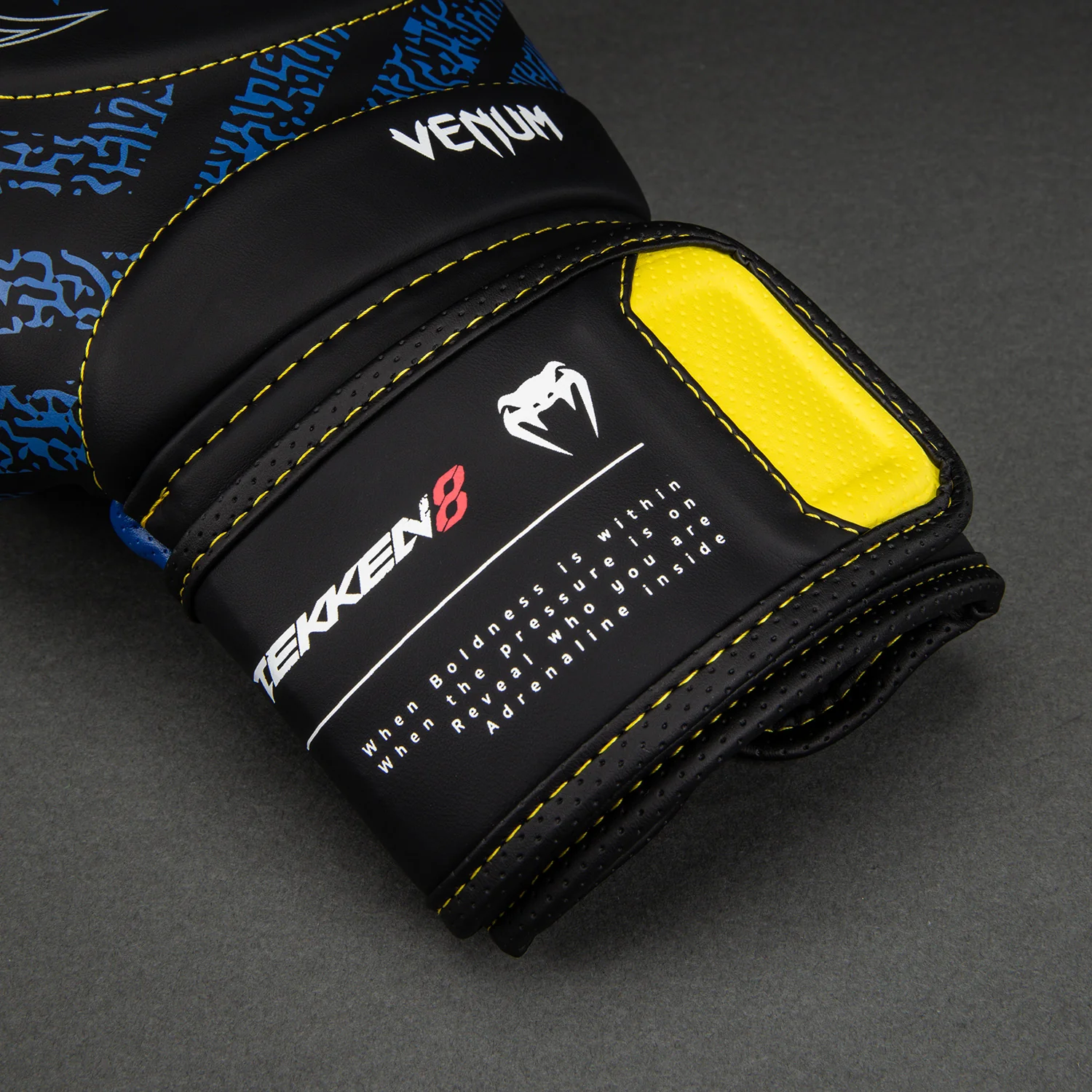 Venum x TEKKEN 8 Guantes de Boxeo King - Negro/Amarillo - Image 5