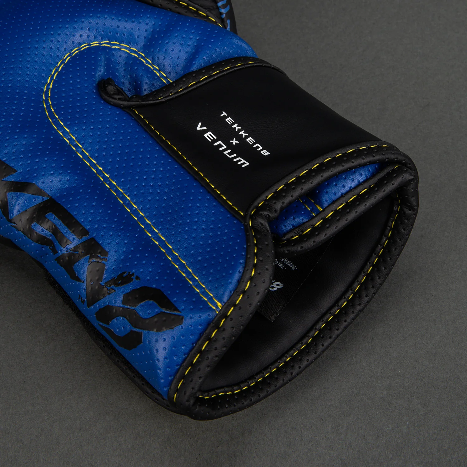 Venum x TEKKEN 8 Guantes de Boxeo King - Negro/Amarillo - Image 6