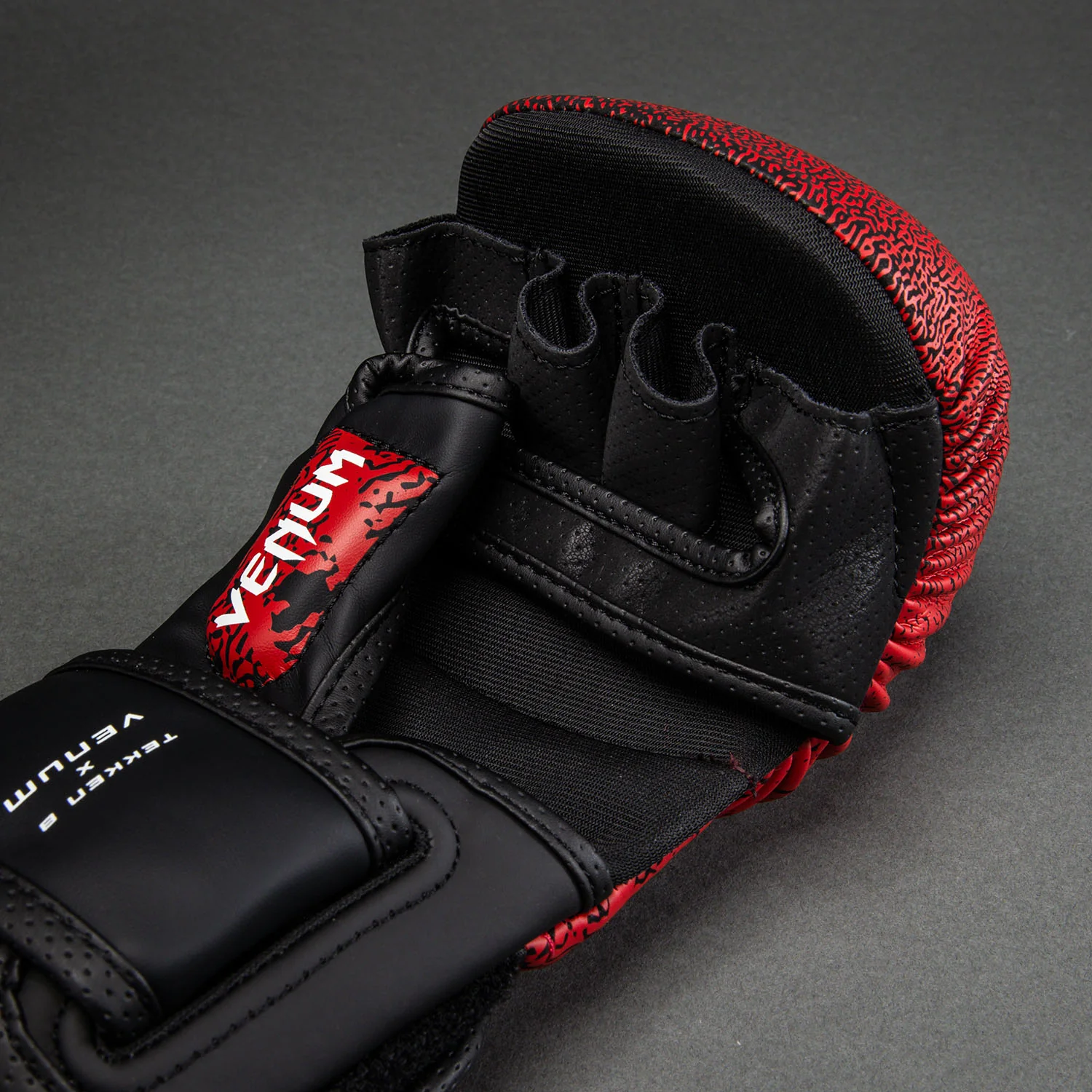 Venum x TEKKEN 8 Guantes de sparring Kazuya - Rojo/Negro - Image 3