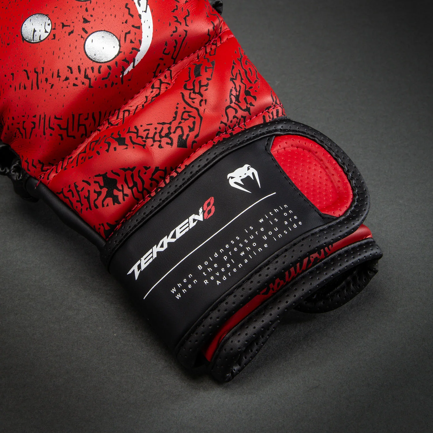 Venum x TEKKEN 8 Guantes de sparring Kazuya - Rojo/Negro - Image 4