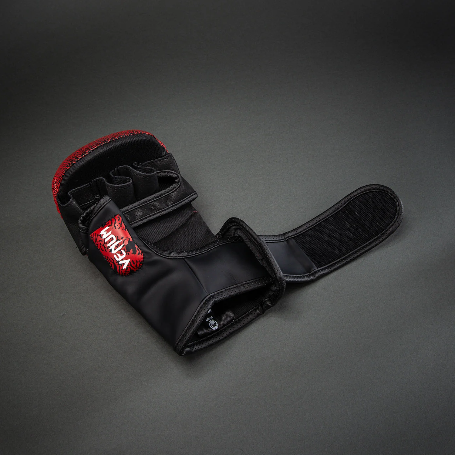 Venum x TEKKEN 8 Guantes de sparring Kazuya - Rojo/Negro - Image 5