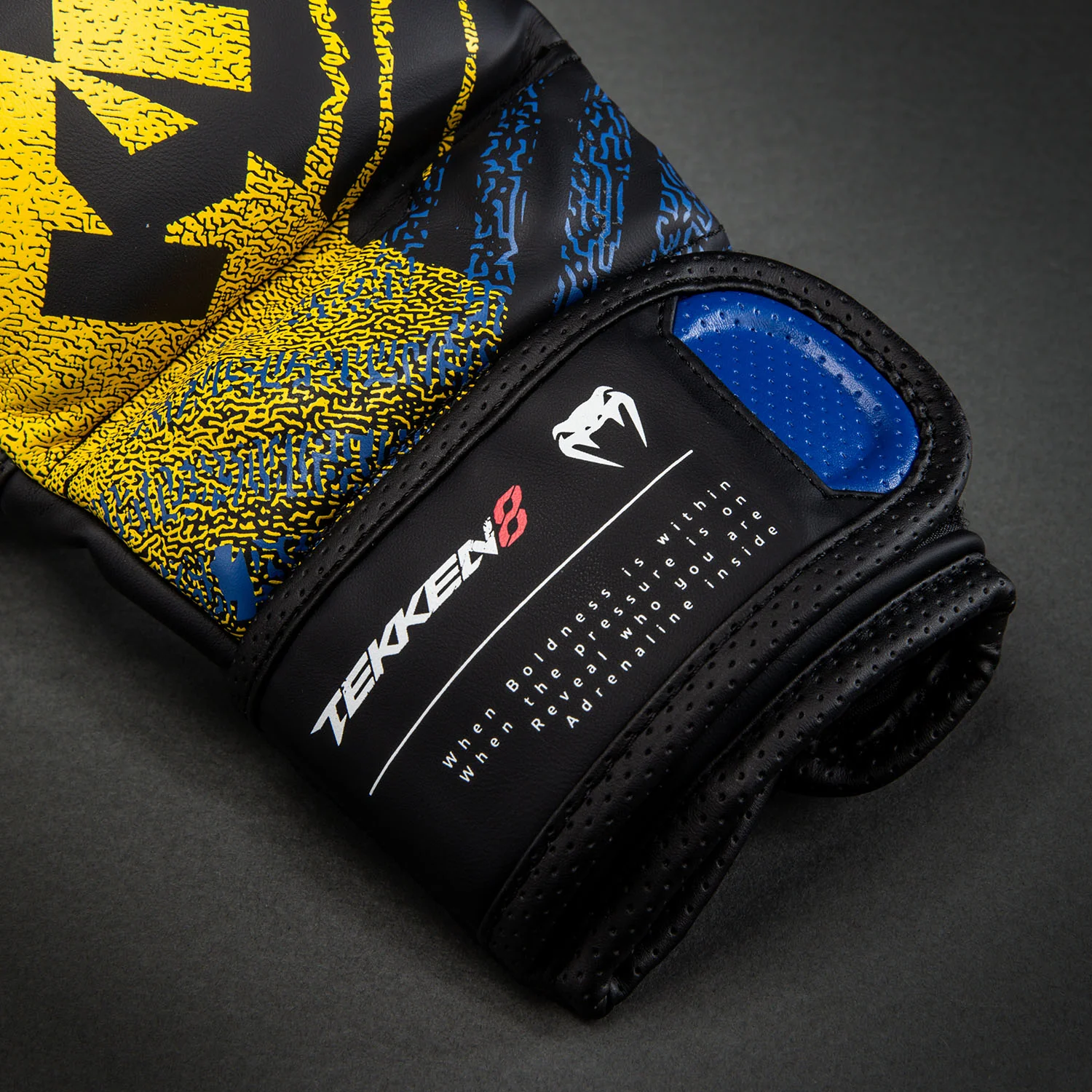 Venum x TEKKEN 8 Guantes de sparring King - Negro/Amarillo - Image 4