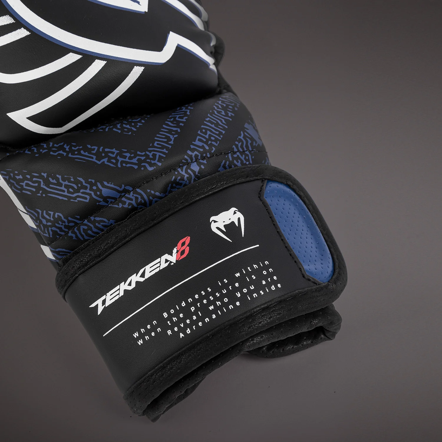 Venum x TEKKEN 8 - Jin Kazama Guantes de sparring - Azul/Negro/Blanco - Image 3