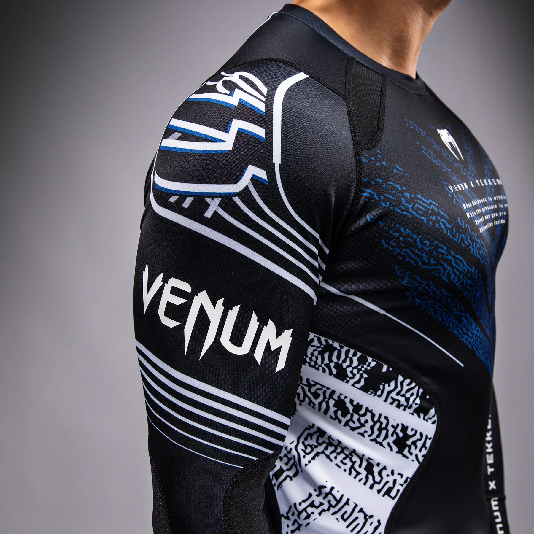 Venum x TEKKEN 8 - Jin Kazama Rashguard - Azul/Negro/Blanco - Image 7