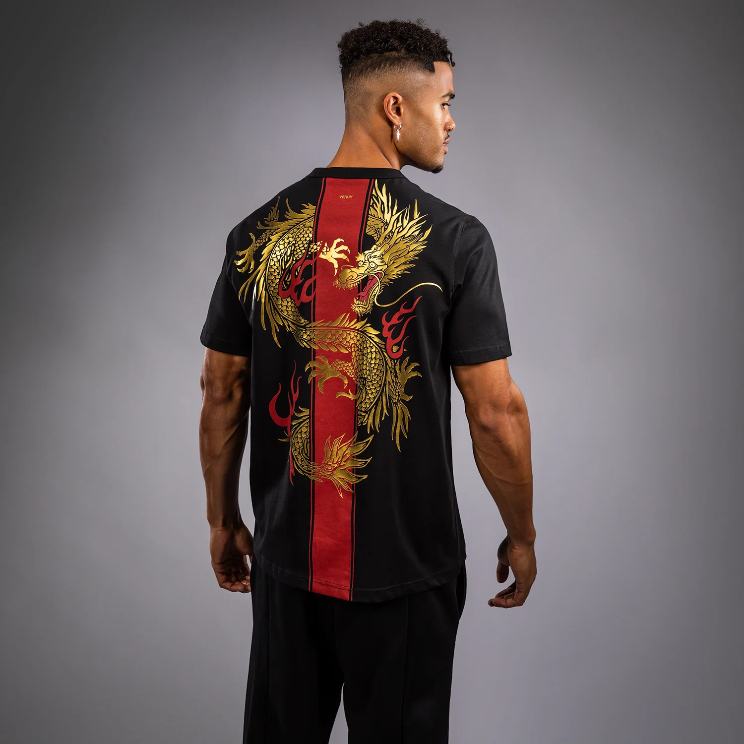 Venum x TEKKEN 8 - Marshall Law Camiseta - Negro/Rojo/Dorado - Image 3