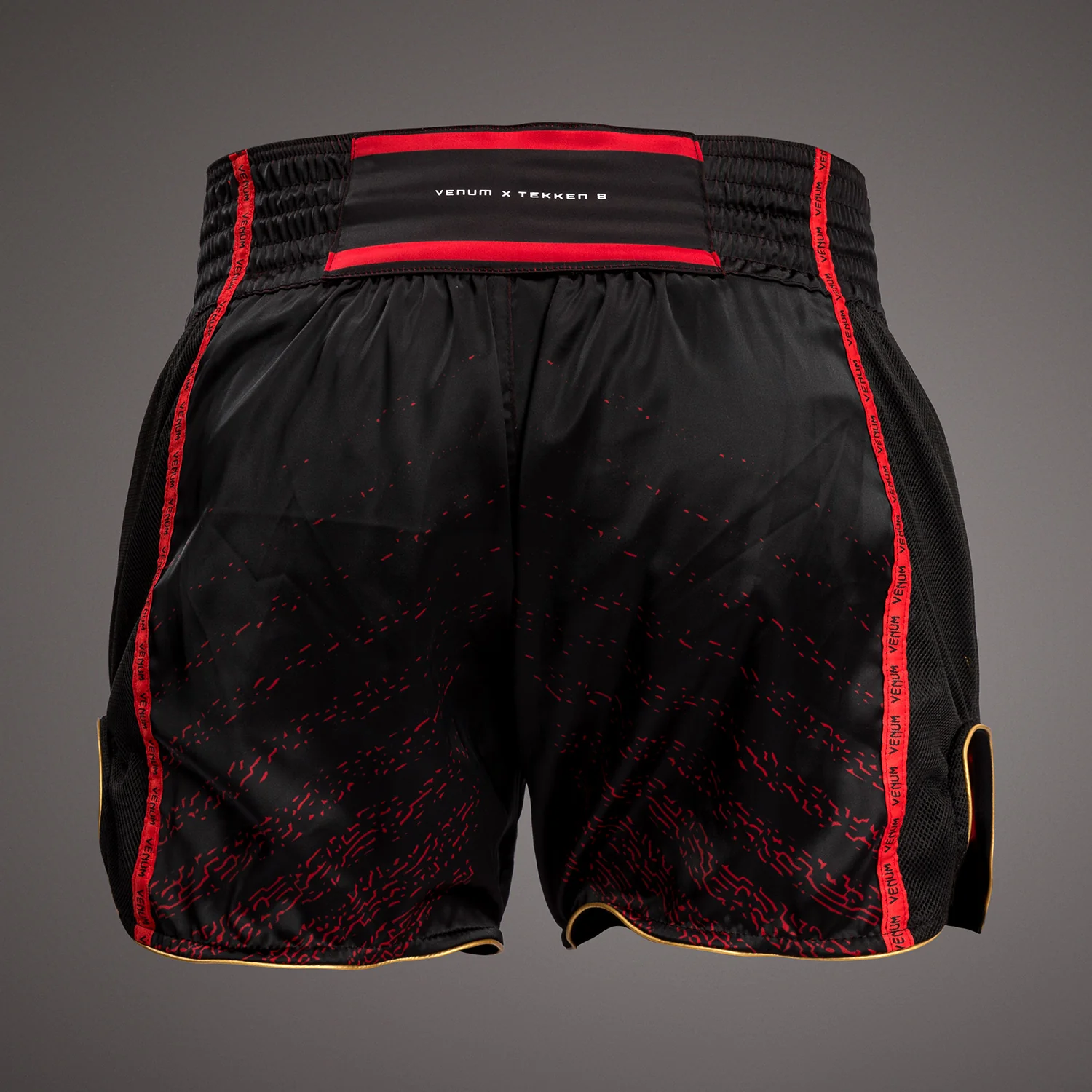 Venum x TEKKEN 8 - Marshall Law Muay Thai Shorts - Negro/Rojo/Dorado - Image 3