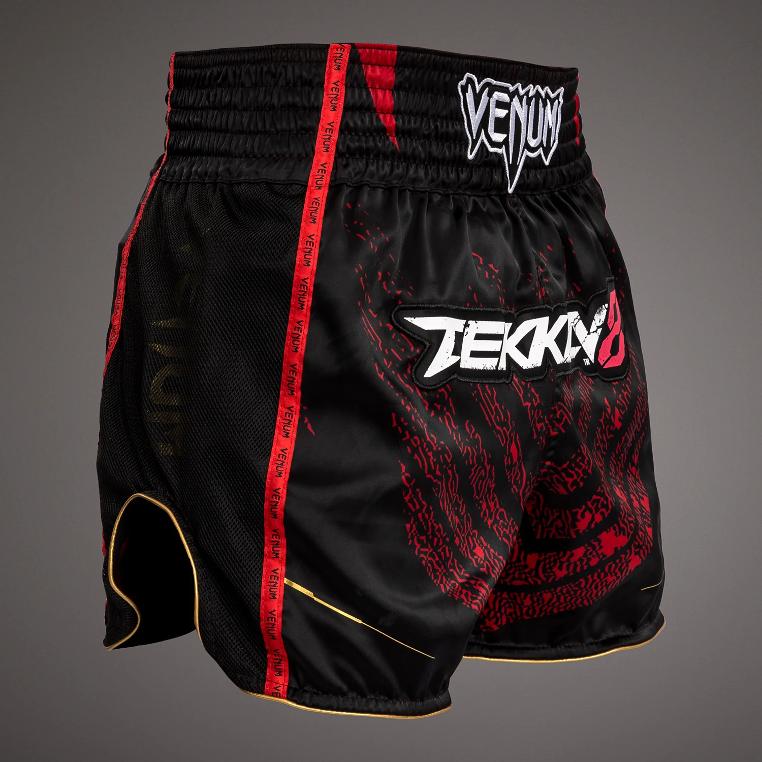 Venum x TEKKEN 8 - Marshall Law Muay Thai Shorts - Negro/Rojo/Dorado - Image 4