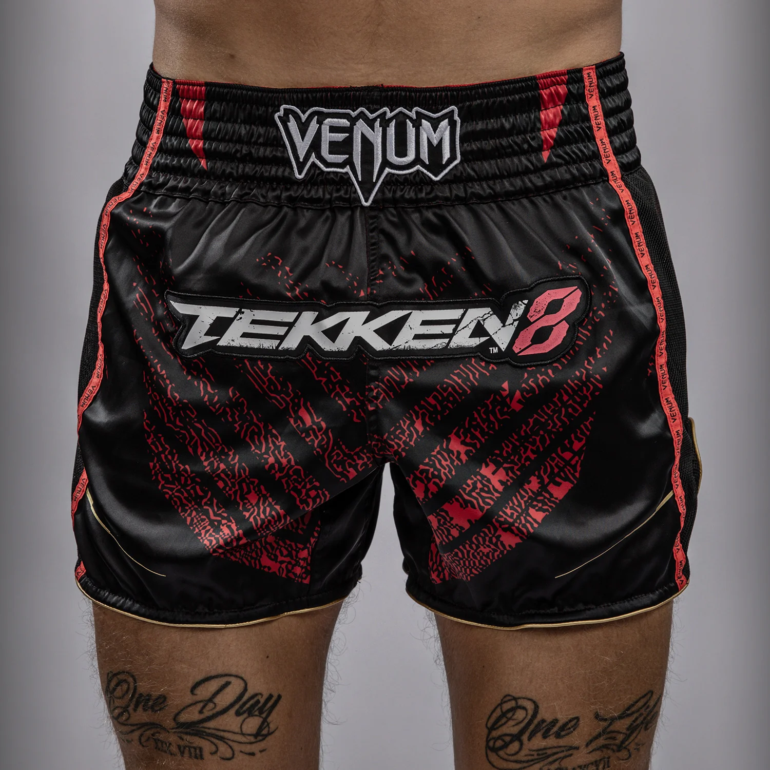 Venum x TEKKEN 8 - Marshall Law Muay Thai Shorts - Negro/Rojo/Dorado - Image 5