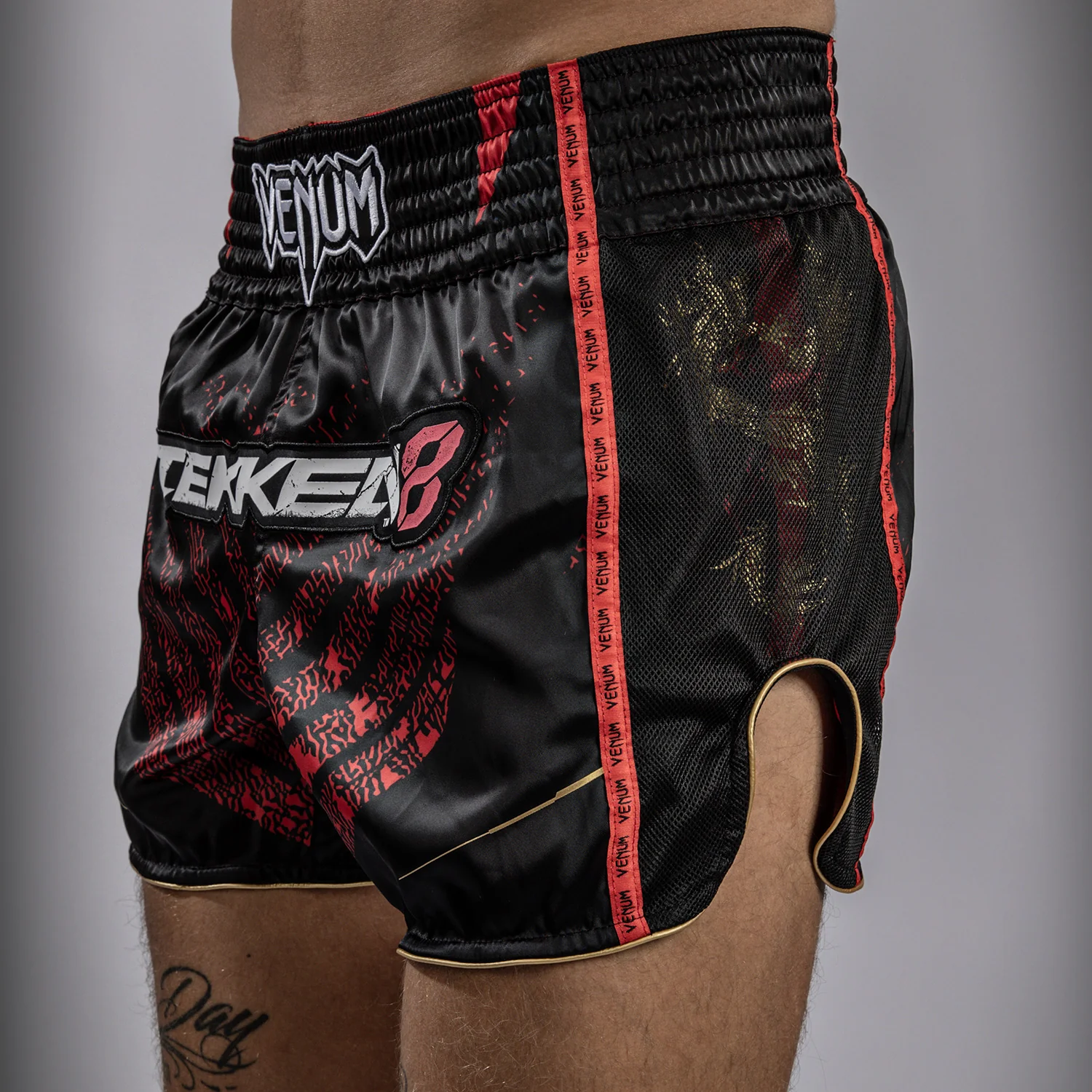 Venum x TEKKEN 8 - Marshall Law Muay Thai Shorts - Negro/Rojo/Dorado - Image 6