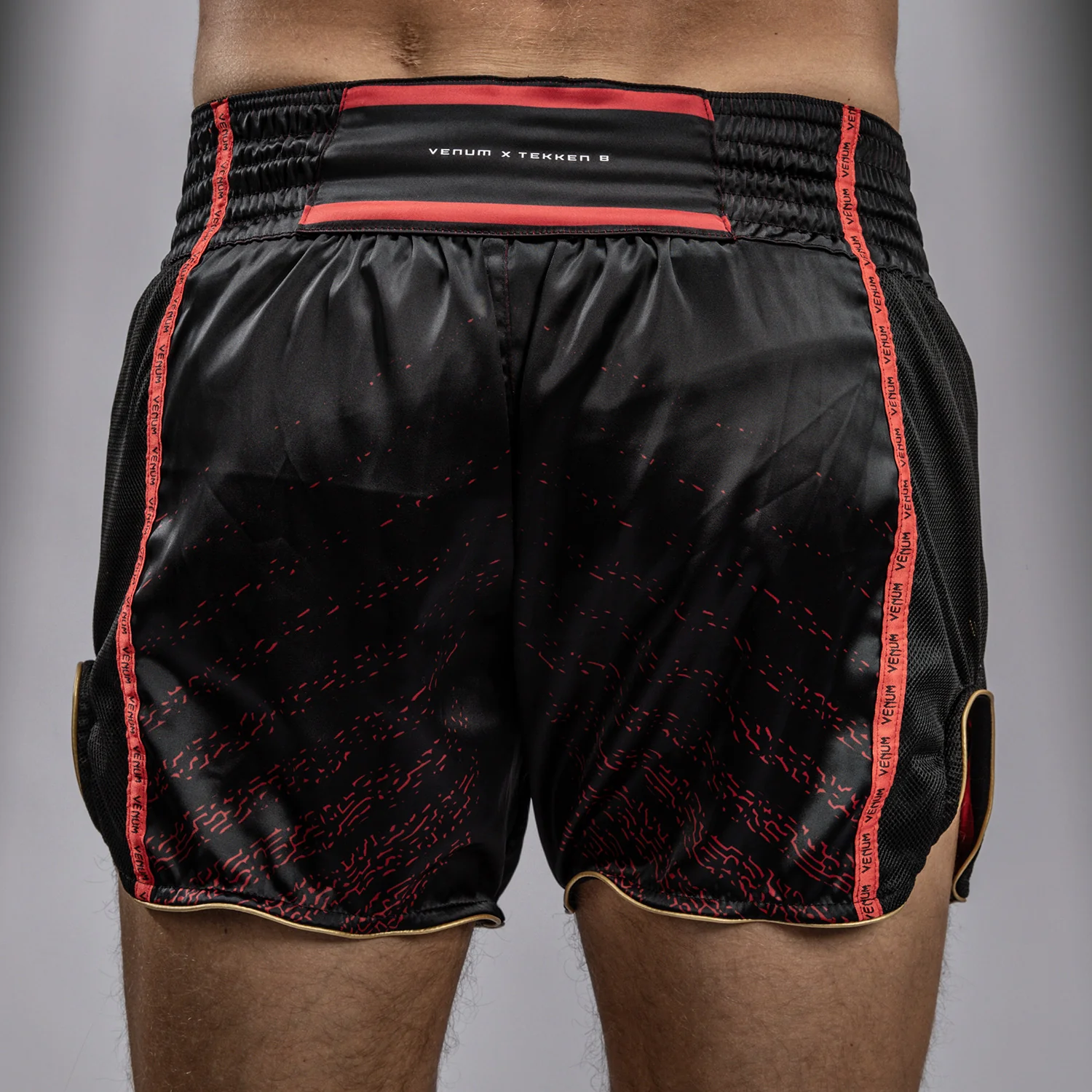 Venum x TEKKEN 8 - Marshall Law Muay Thai Shorts - Negro/Rojo/Dorado - Image 7