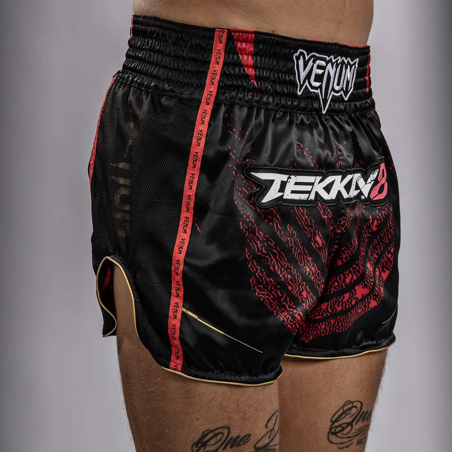 Venum x TEKKEN 8 - Marshall Law Muay Thai Shorts - Negro/Rojo/Dorado - Image 8