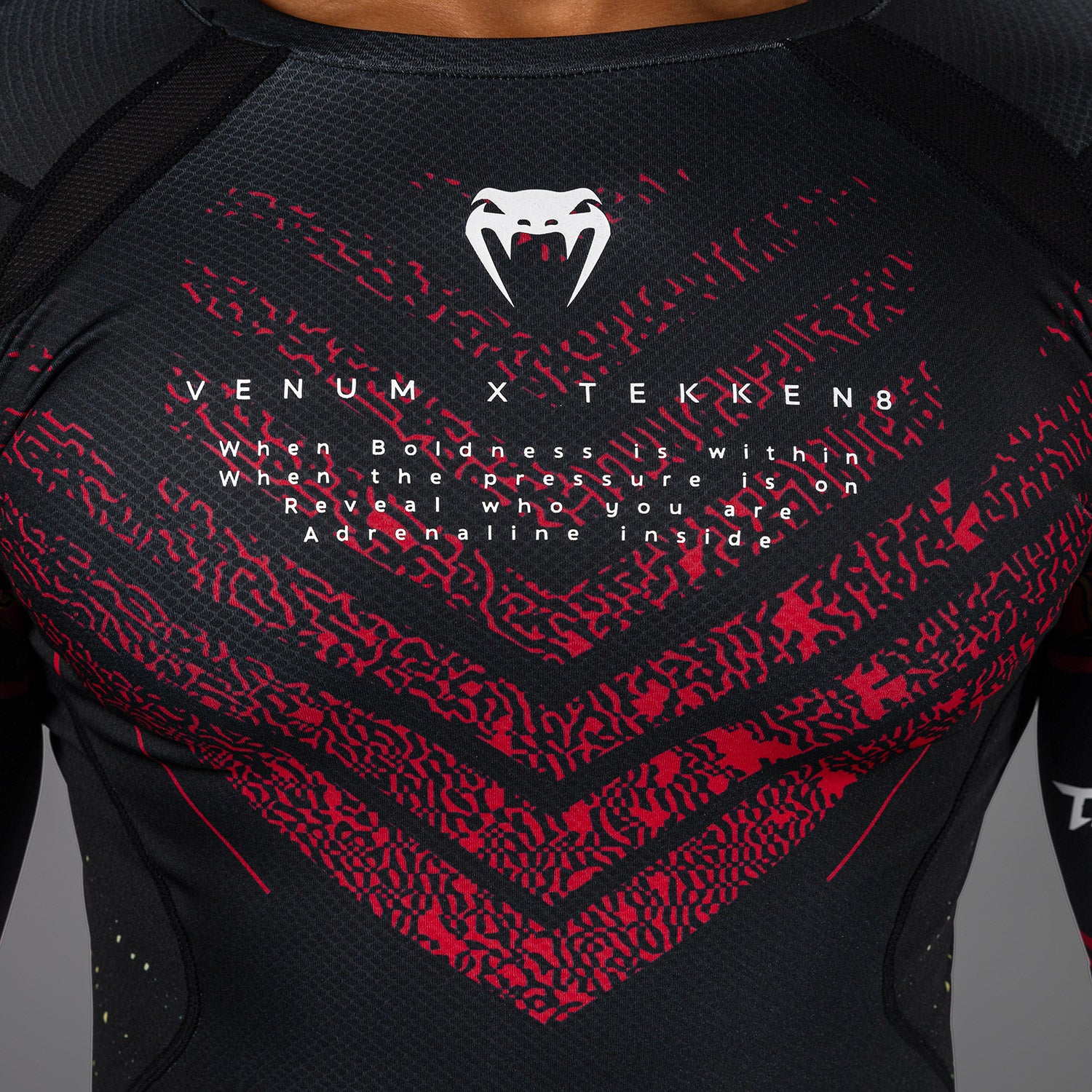 Venum x TEKKEN 8 - Marshall Law Rashguard - Negro/Rojo/Dorado - Image 6