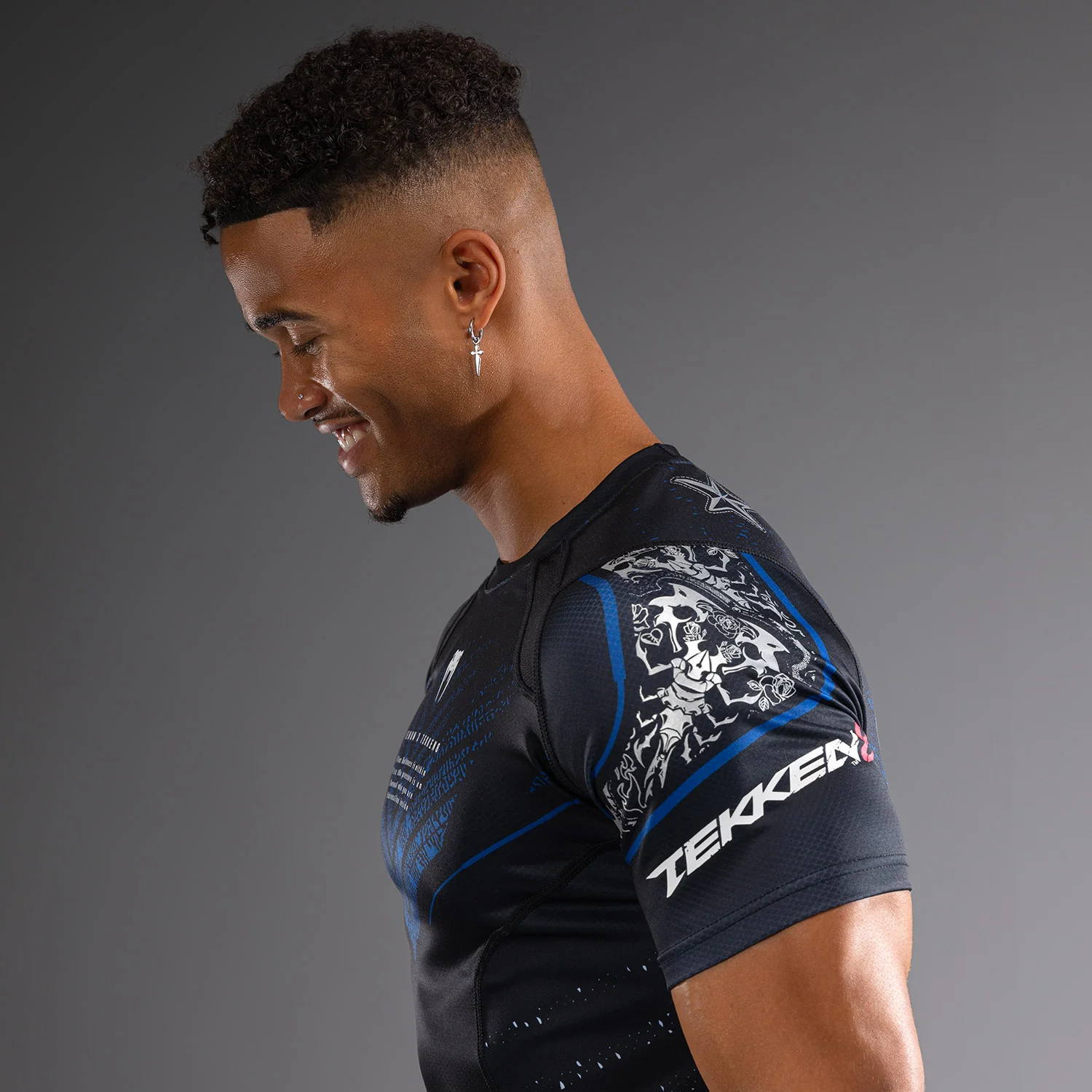 Venum x TEKKEN 8 - Paul Phoenix Rashguard - Negro/Azul - Image 6