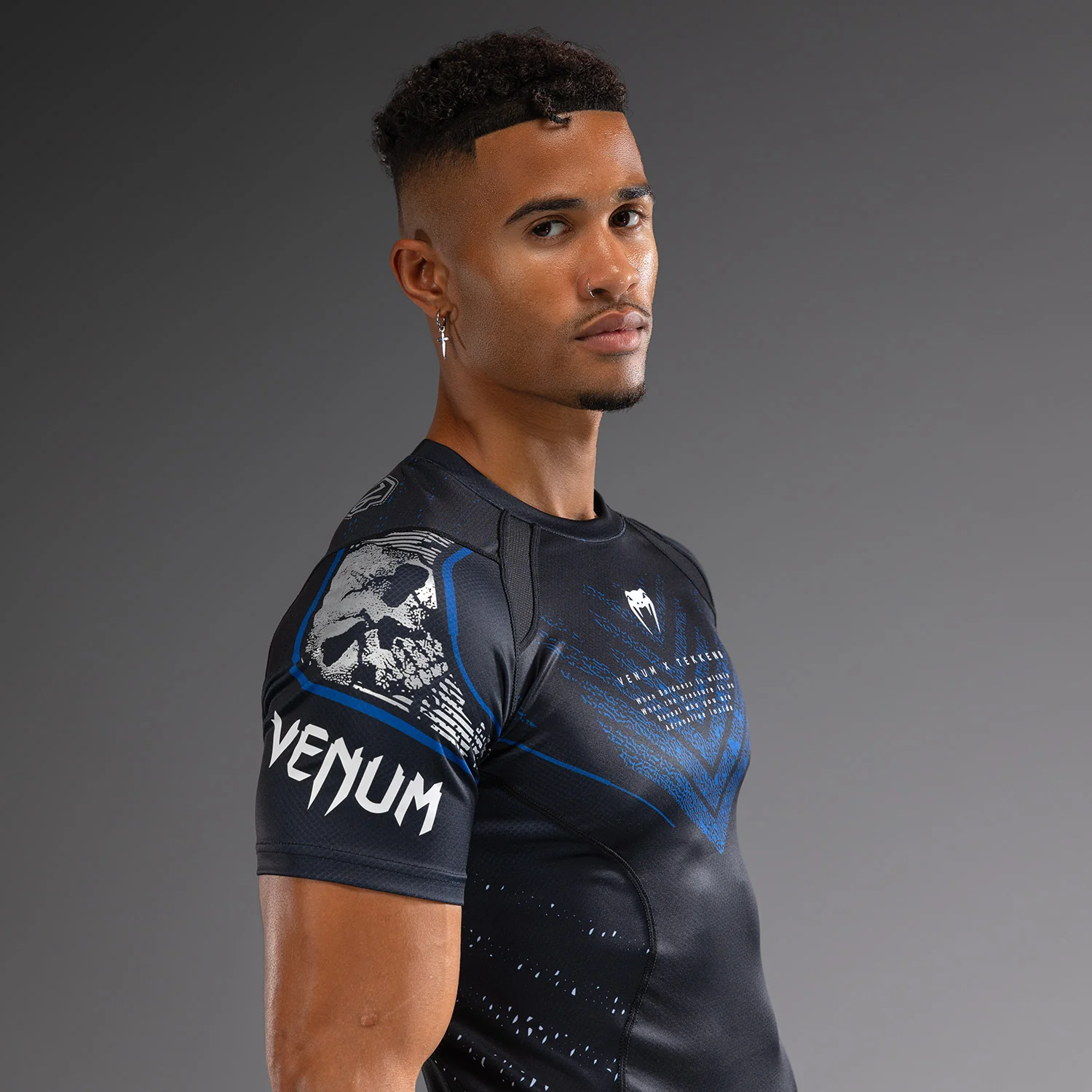 Venum x TEKKEN 8 - Paul Phoenix Rashguard - Negro/Azul - Image 7