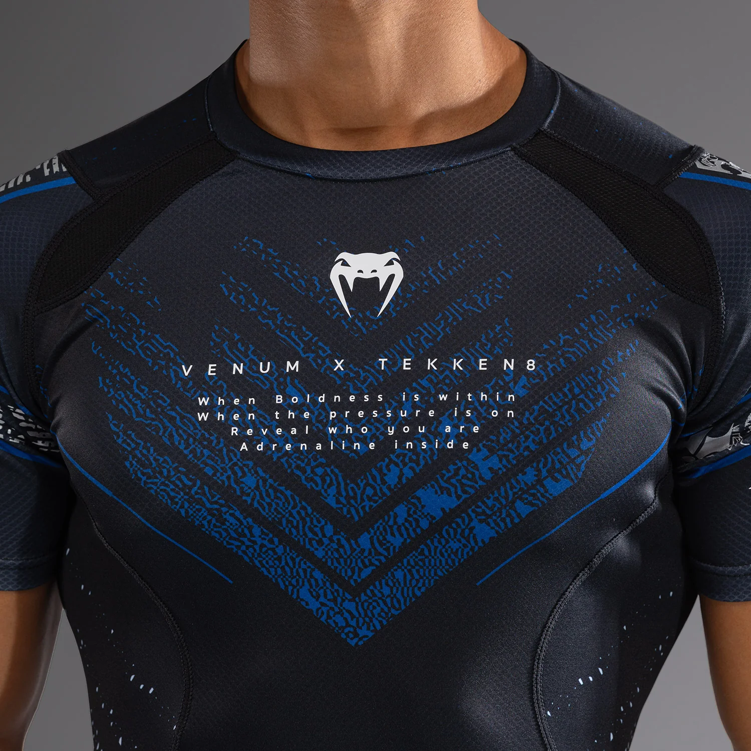 Venum x TEKKEN 8 - Paul Phoenix Rashguard - Negro/Azul - Image 8