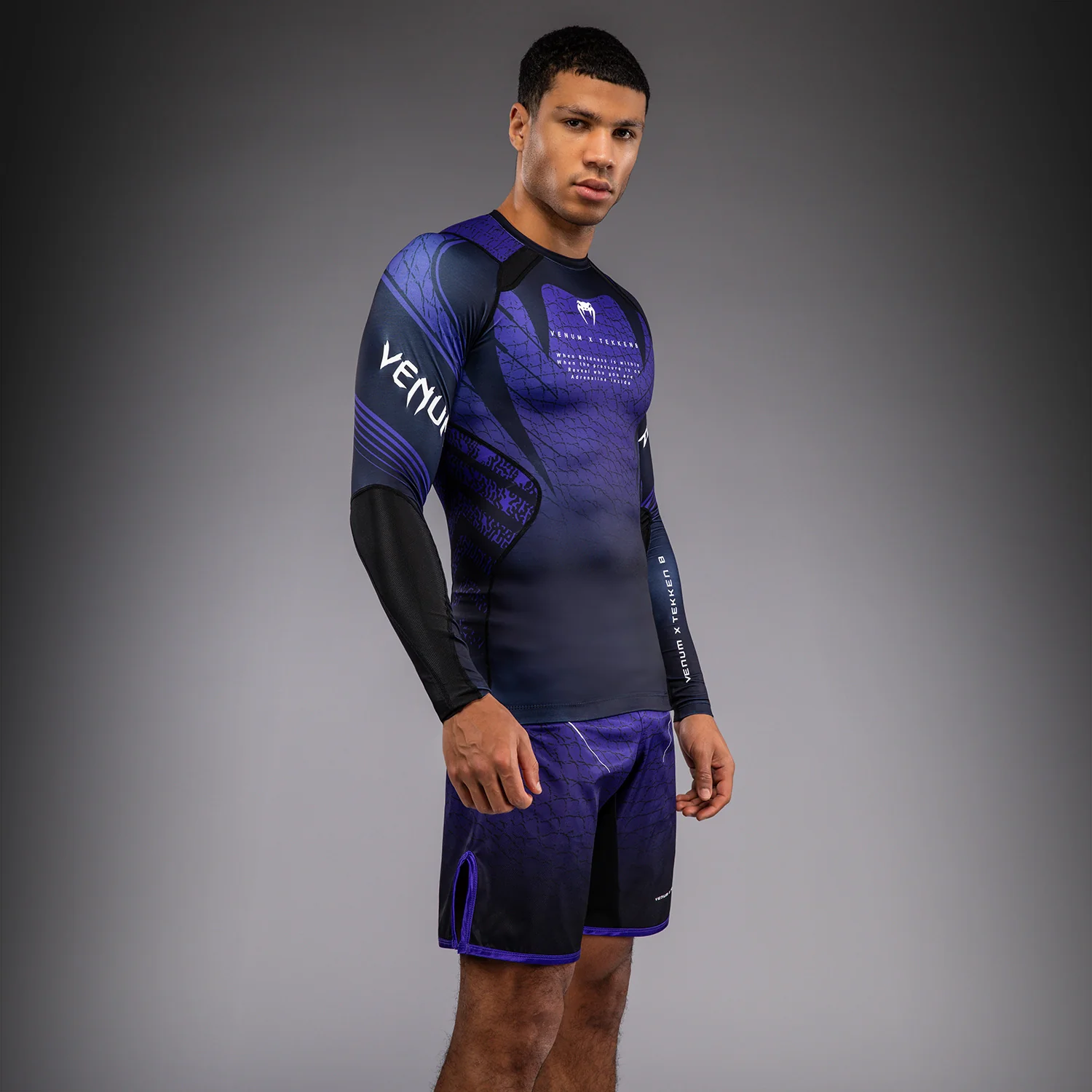 Venum x TEKKEN 8 Rashguard Manga Larga Kazuya - Negro/Morado - Image 2