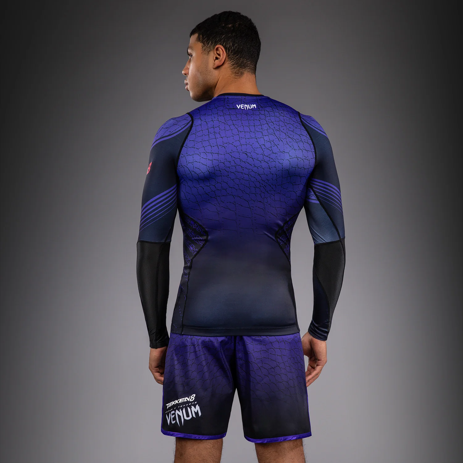 Venum x TEKKEN 8 Rashguard Manga Larga Kazuya - Negro/Morado - Image 4
