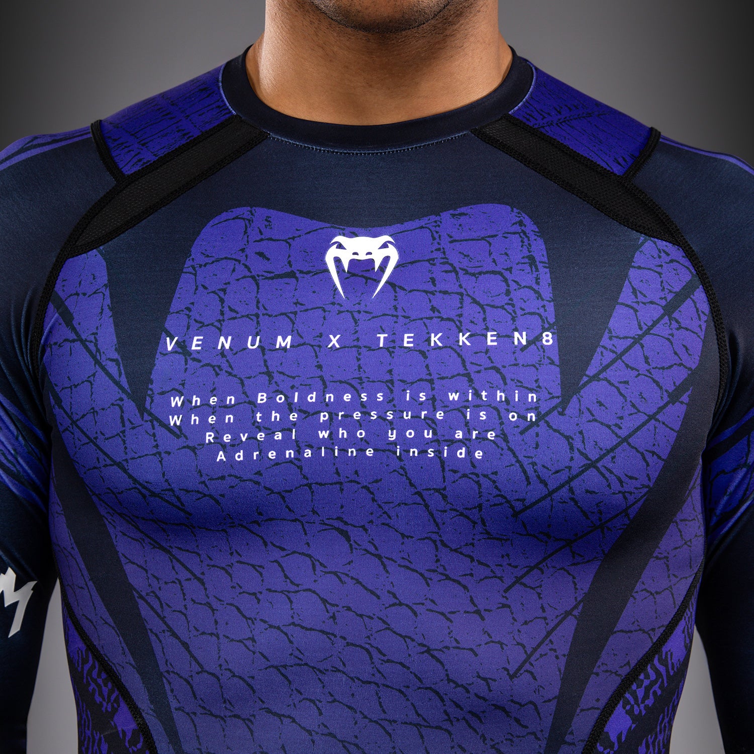 Venum x TEKKEN 8 Rashguard Manga Larga Kazuya - Negro/Morado - Image 5