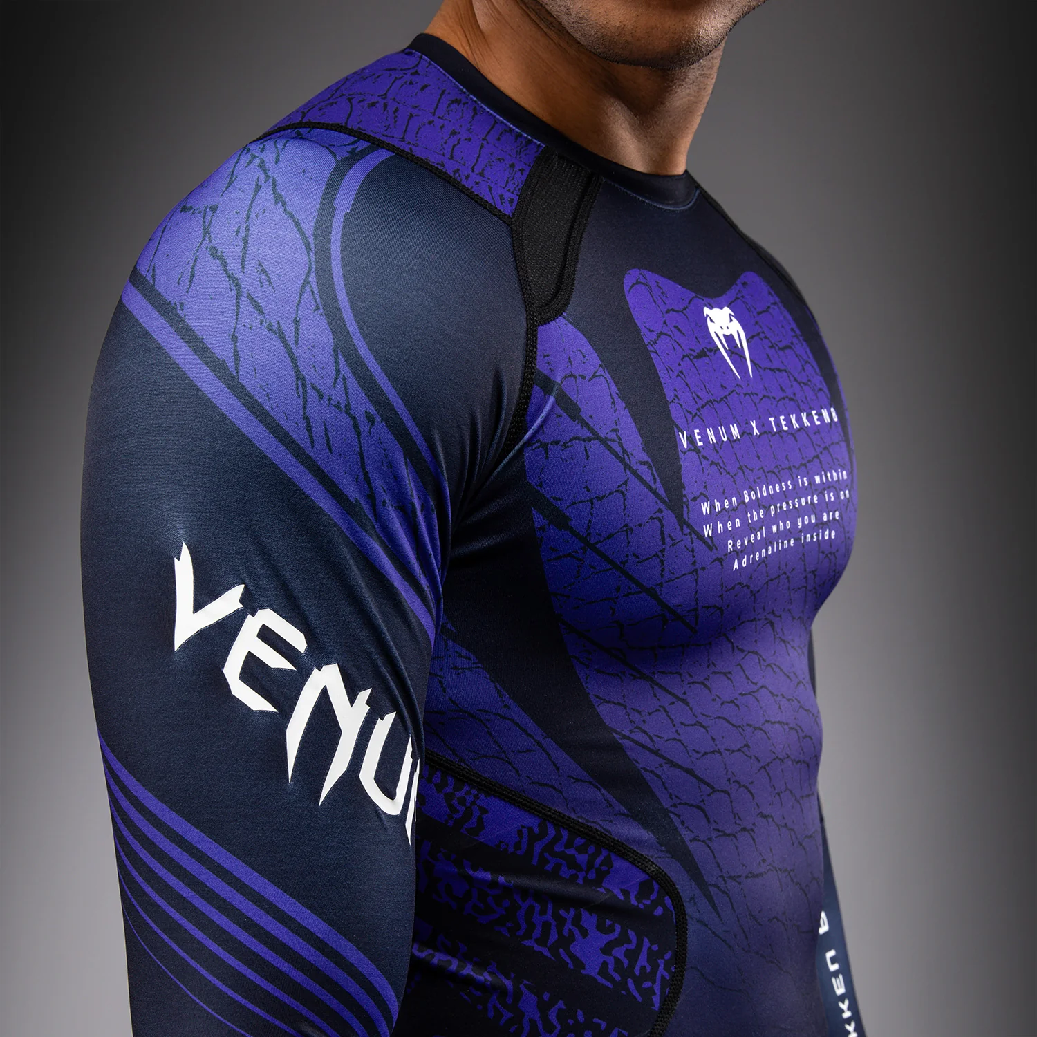 Venum x TEKKEN 8 Rashguard Manga Larga Kazuya - Negro/Morado - Image 6