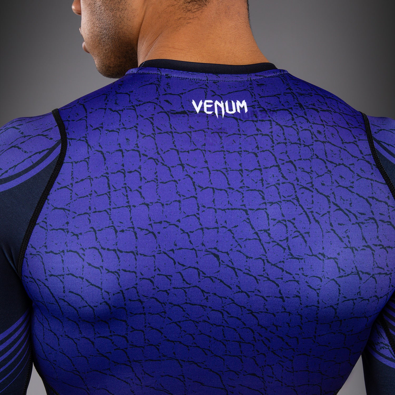 Venum x TEKKEN 8 Rashguard Manga Larga Kazuya - Negro/Morado - Image 8